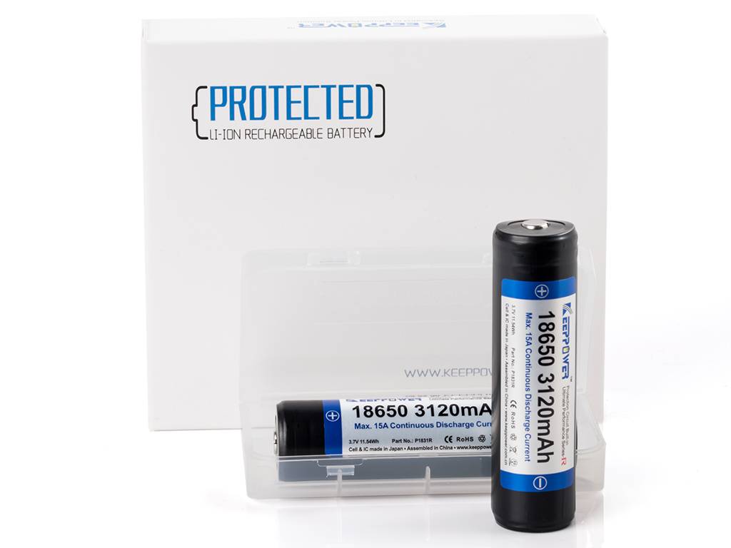 Zwei GESCHÜTZTE Li-Ionen-Wiederaufladbare Batterien mit Produktverpackung angezeigt, eine aufrecht stehende 18650 3120mAh-Zelle und eine in einem durchsichtigen Kunststoffgehäuse.