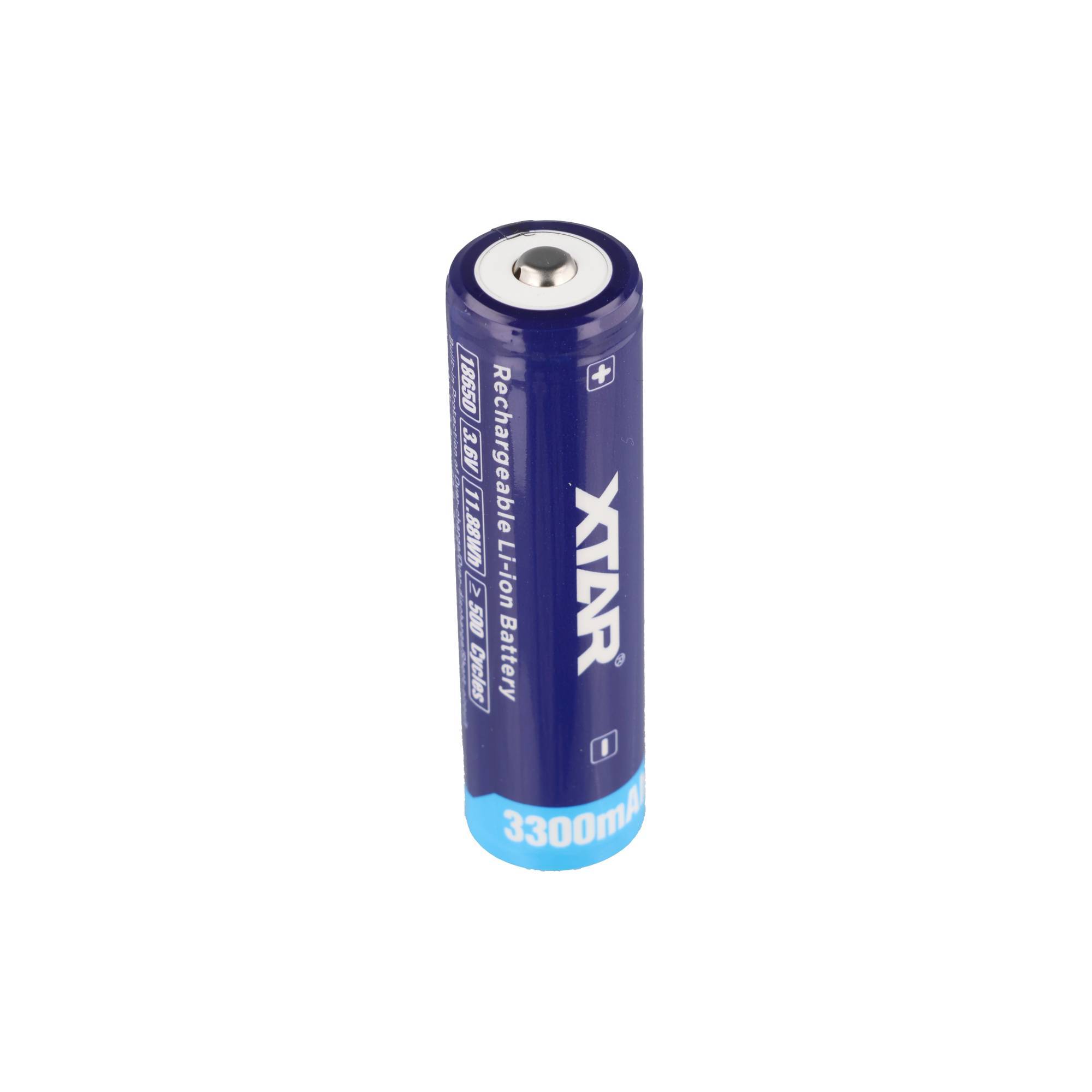 Eine einzelne blaue wiederaufladbare Xtar Li-Ionen-Batterie mit 3300mAh-Aufdruck, aufrecht auf weißem Hintergrund dargestellt.