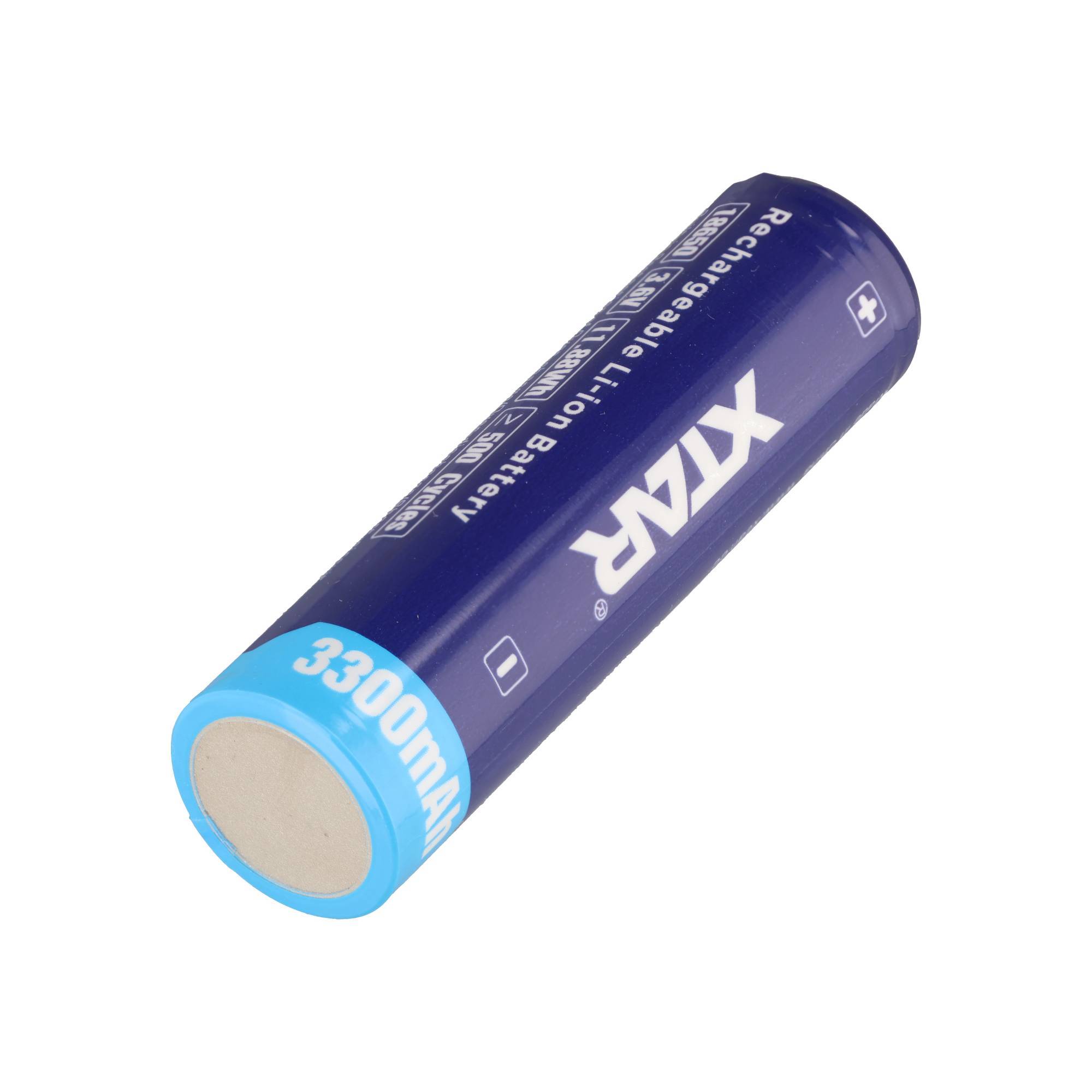 Einzelne violette wiederaufladbare Xtar Li-Ionen-Batterie, 3300mAh, auf weißem Hintergrund dargestellt.