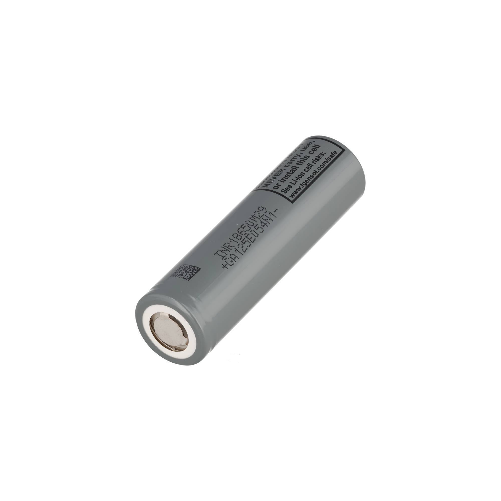 Graue zylindrische Lithium-Ionen-Batteriezelle auf einfachem weißem Hintergrund, in Perspektive dargestellt.