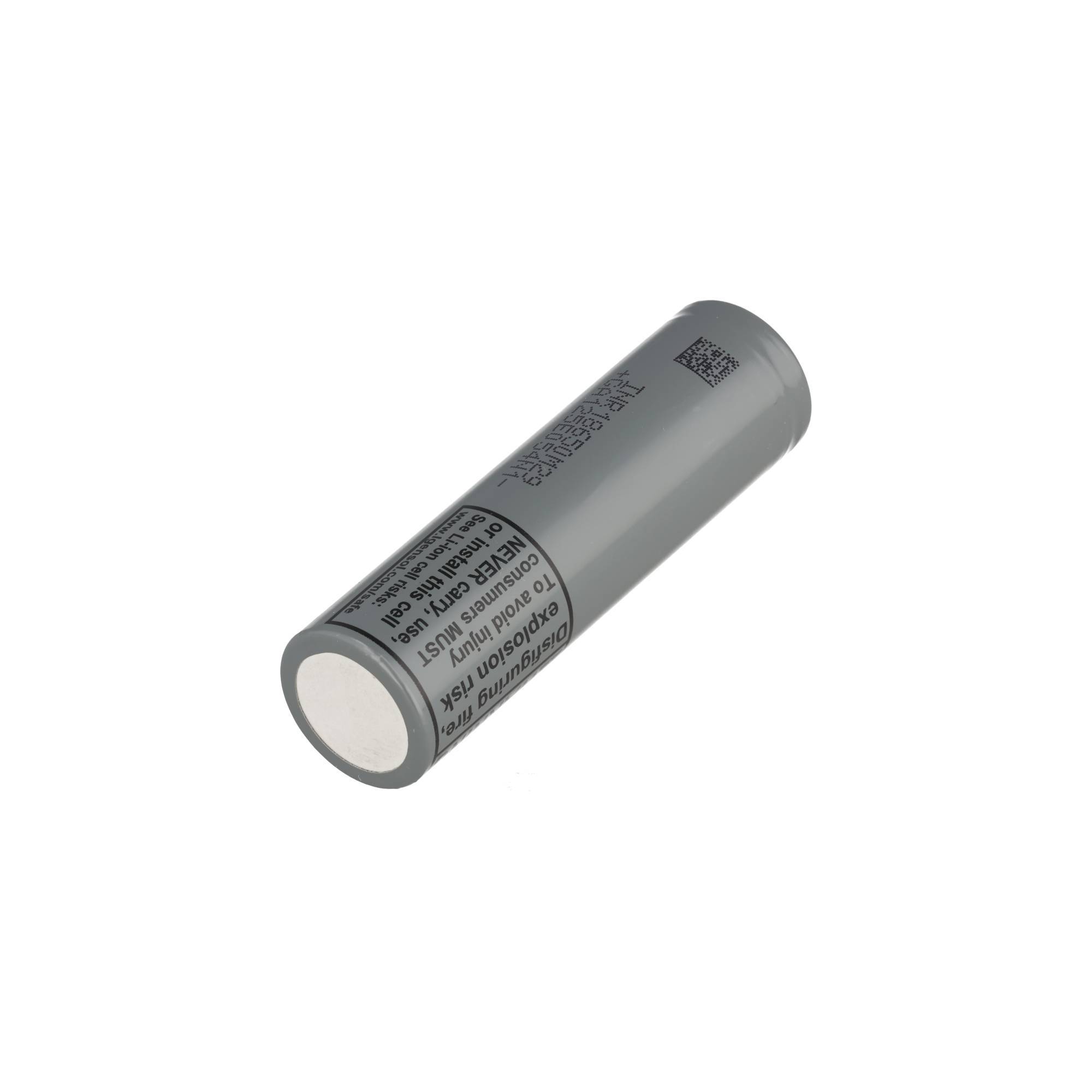 Eine graue zylindrische Batterie mit bedrucktem Etikett und QR-Code, dargestellt auf einem einfachen weißen Hintergrund.