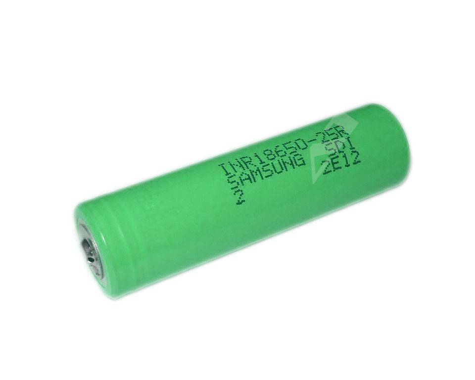 Grüner zylindrischer wiederaufladbarer Akku mit der Bezeichnung „IMR18650-25R