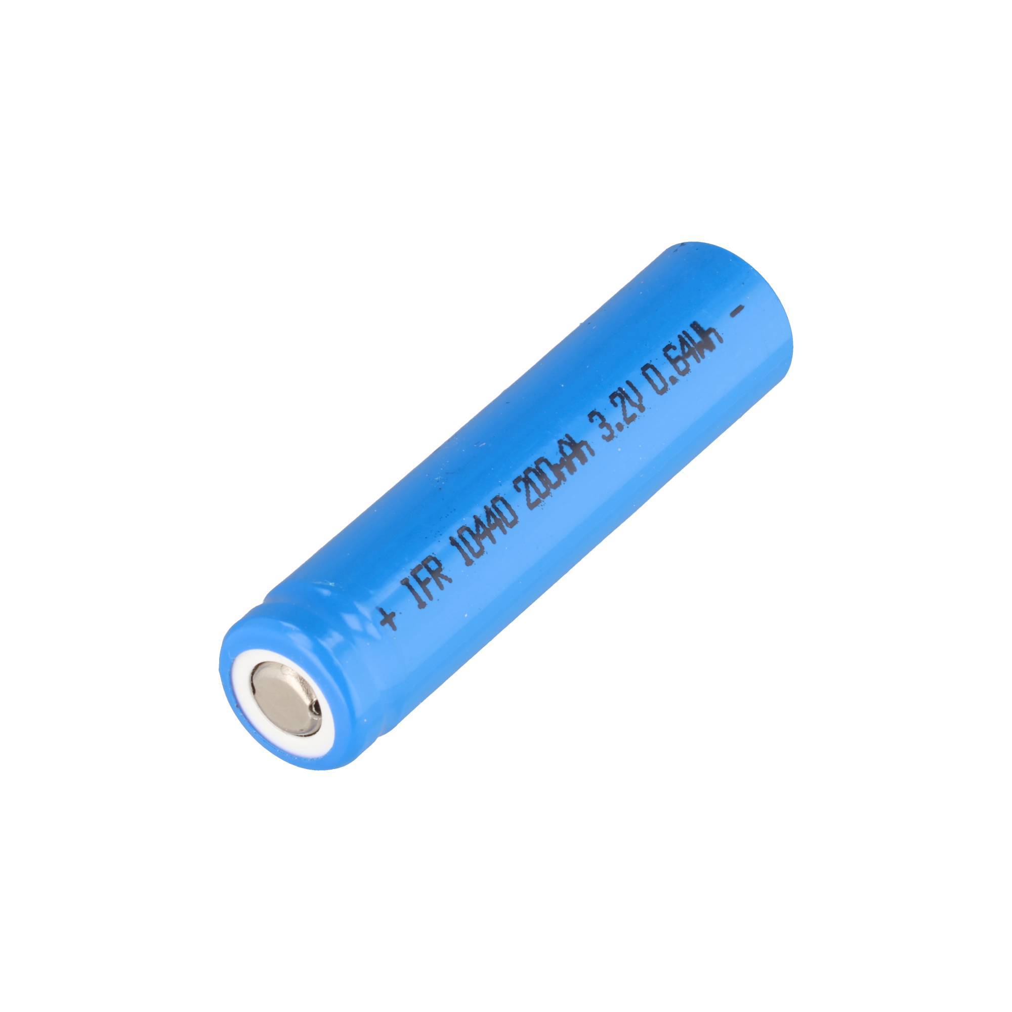Blauer zylindrischer wiederaufladbarer Akku mit der Aufschrift „IFR 10440 3,2V 0,54Wh