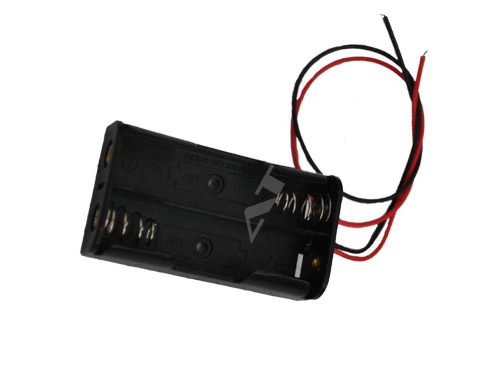 Schwarzer Kunststoff-Batteriehälter für zwei Zellen mit angebrachten roten und schwarzen Leitern.