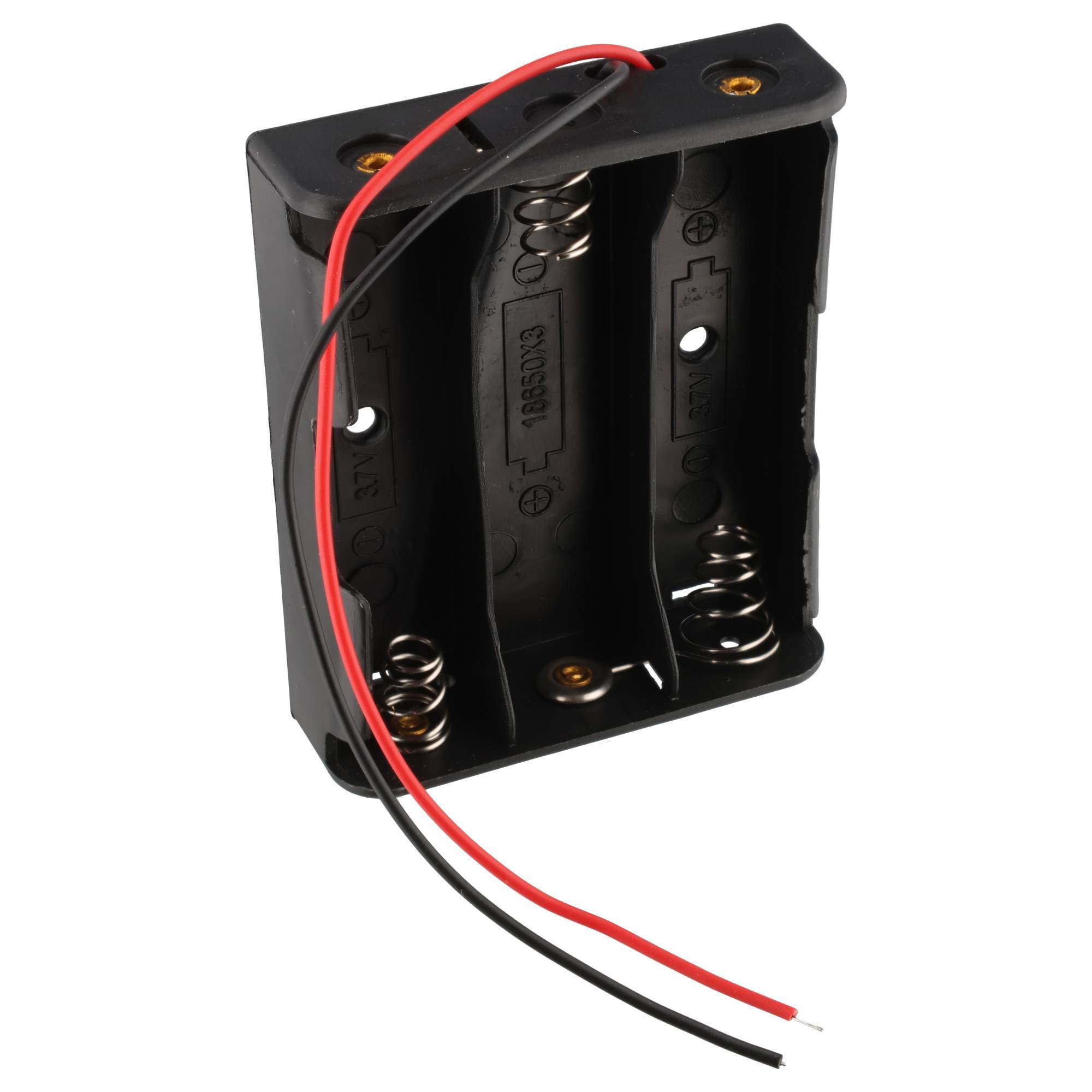 Schwarzer Kunststoff-Batterieholder für drei Zellen mit rot und schwarz angebrachten Anschlussleitern, gezeigt auf weißem Hintergrund.