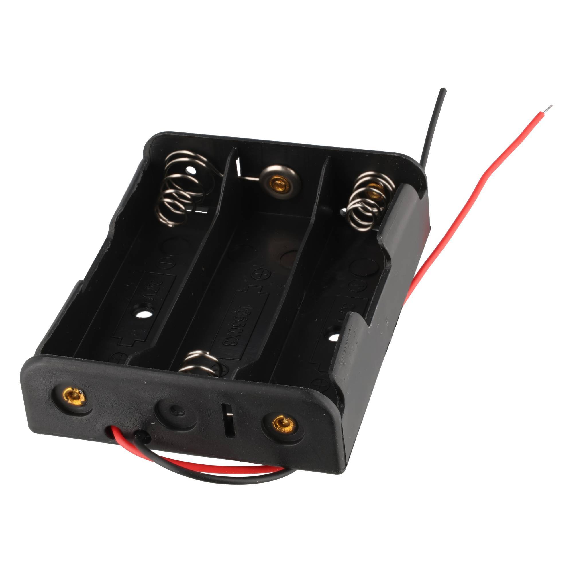Leerer schwarzer Batterieholder für drei AA-Batterien mit roten und schwarzen Kabeln auf weißem Hintergrund.