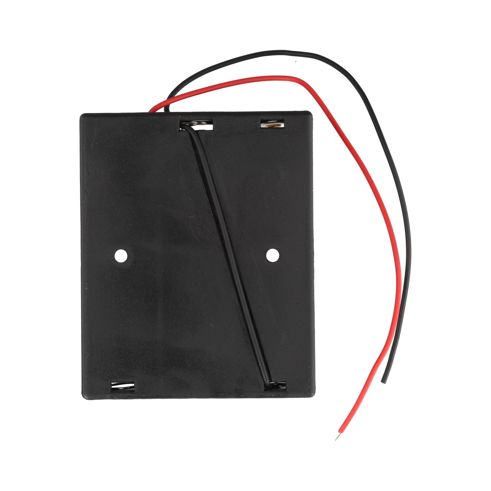 Schwarzer rechteckiger Batterieholter mit roten und schwarzen Drähten, die von oben herausragen, auf weißem Hintergrund dargestellt.