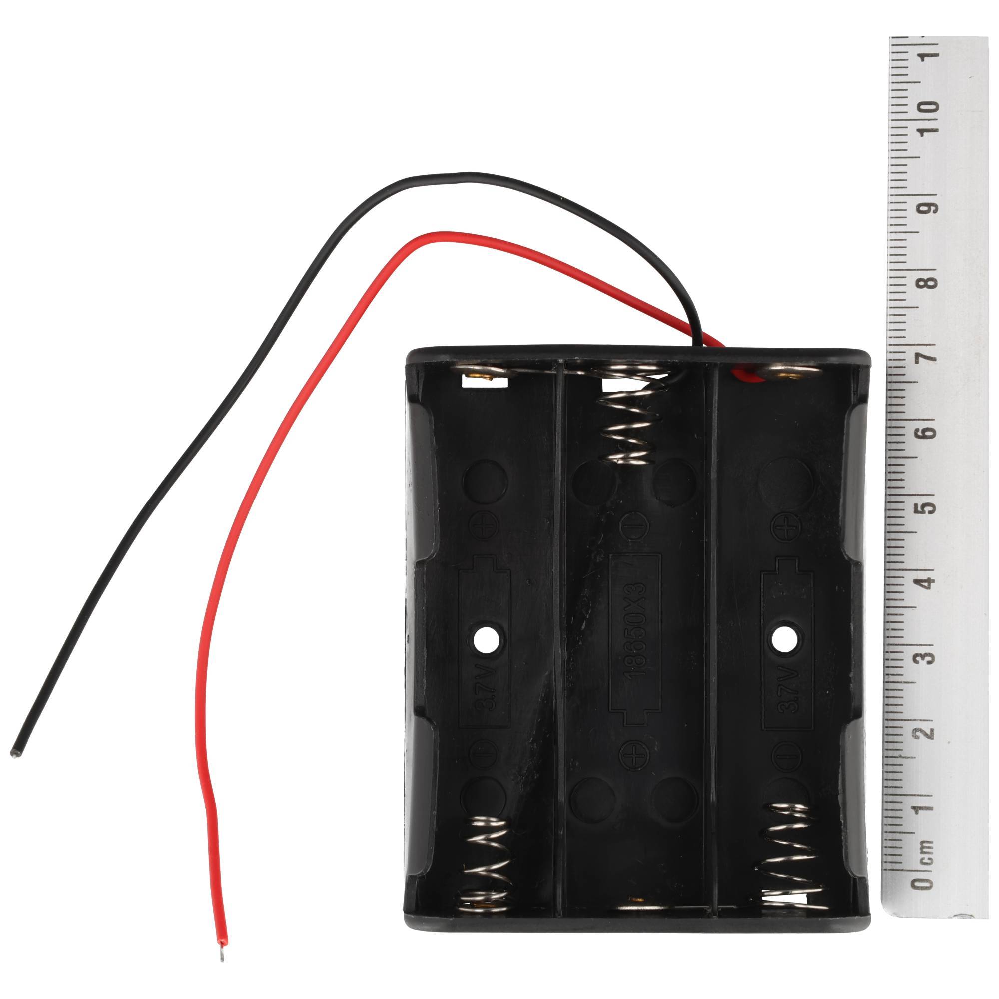 Schwarzer 3-Zellen-Batteriehalter mit roten und schwarzen Leitungsdrähten neben einem metrischen Lineal.