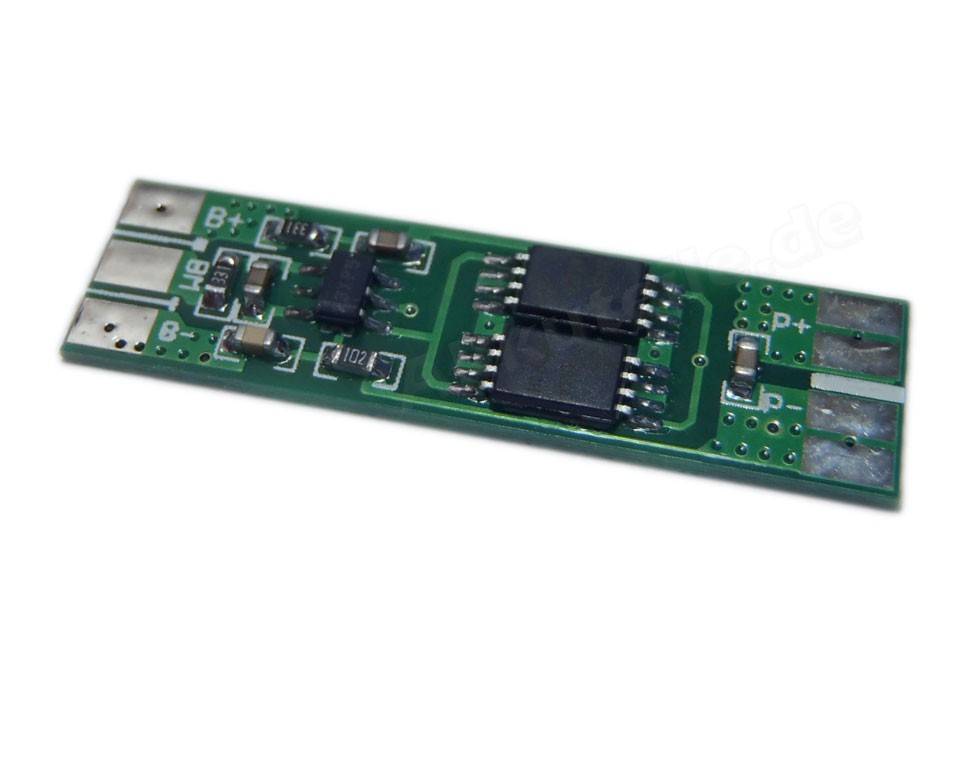 Grüne Lithium-Batterieschutzschaltung mit Metallkontakttabs und zwei schwarzen Chips auf weißem Hintergrund