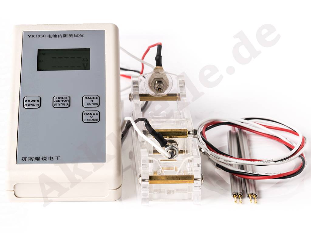 Tragbares elektronisches Innenwiderstandsprüfgerät mit Display, Bedientasten, Testzellenstapel und Verbindungskabeln.