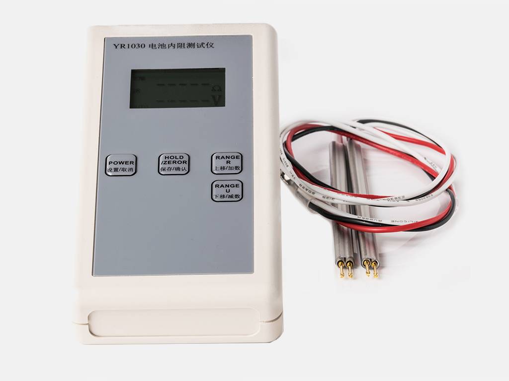 Tragbares Batterieinnenwiderstandsprüfgerät mit LCD-Bildschirm und drei Steuertasten, gezeigt mit angeschlossenen roten, weißen und schwarzen Messleitungen.