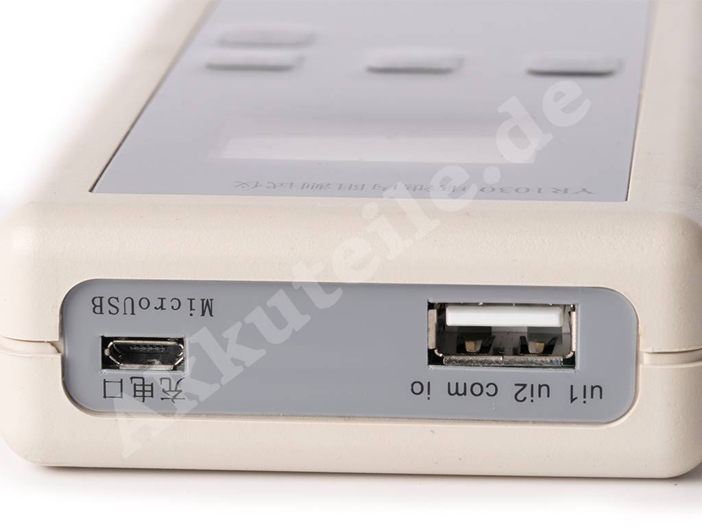 Nahaufnahme einer tragbaren Powerbank mit einem USB-A-Ausgang und einem Micro-USB-Eingangsport mit der Beschriftung „in 5V com