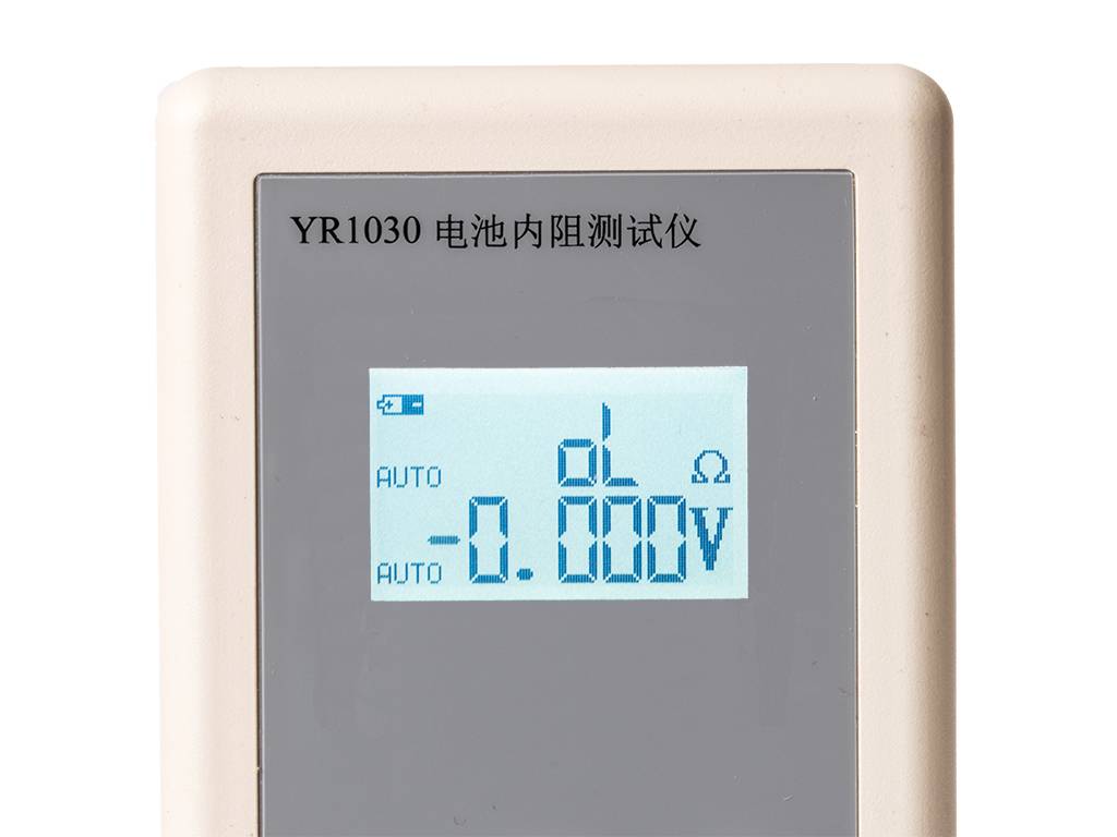 Digitales YR1030 Batterieprüfgerät für inneren Widerstand zeigt 0,00 V auf seinem LCD-Display an.
