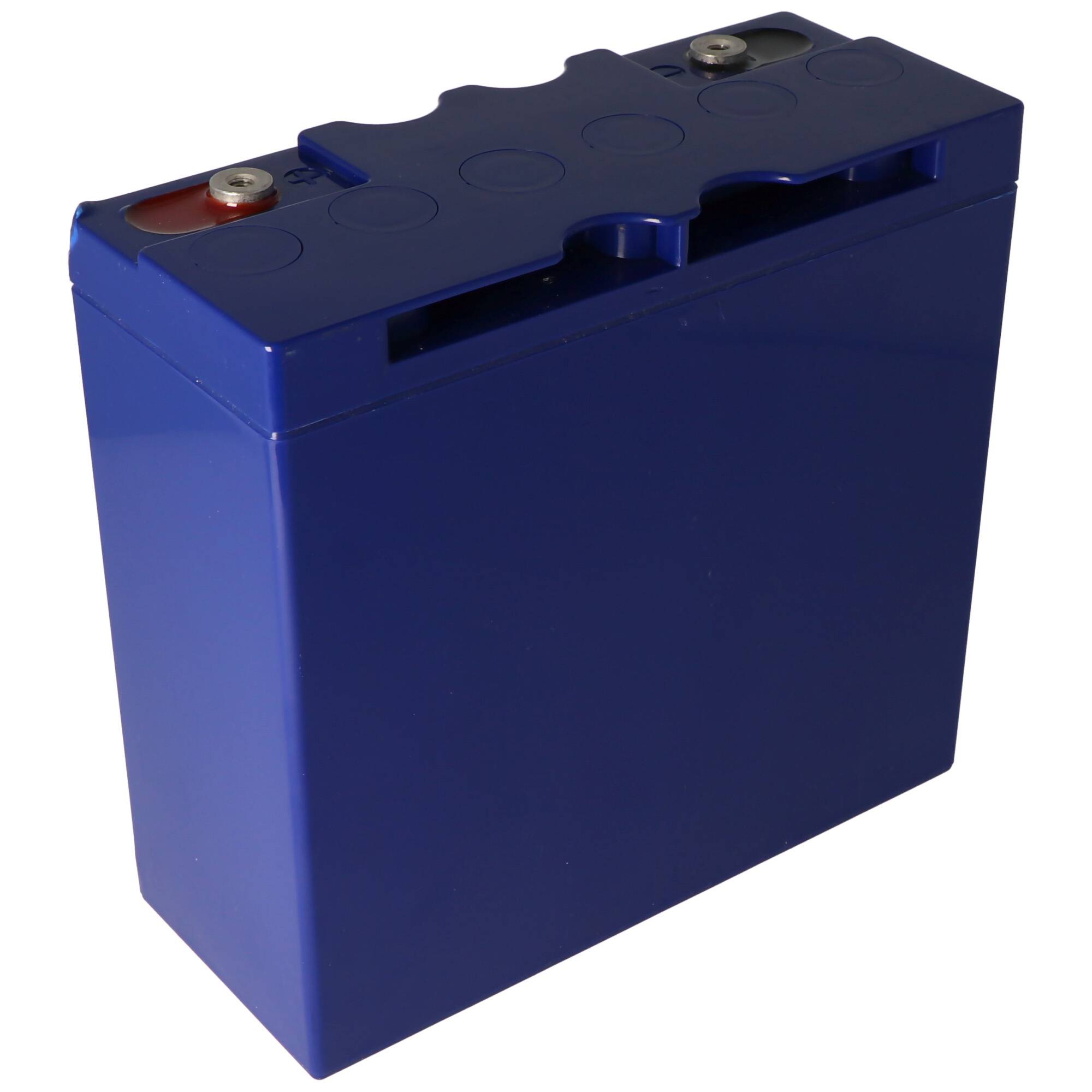 Blauer rechteckiger Batteriepack mit zwei Anschlüssen oben, isoliert auf weißem Hintergrund dargestellt.