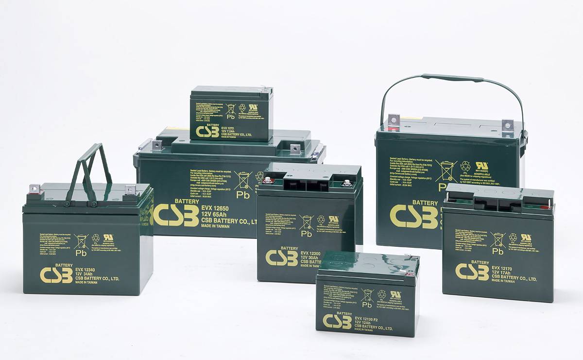 Gruppe von grünen CSB-Blei-Säure-Batterien verschiedener Größen auf weißem Hintergrund, einige mit sichtbaren Tragegriffen und Anschlüssen.