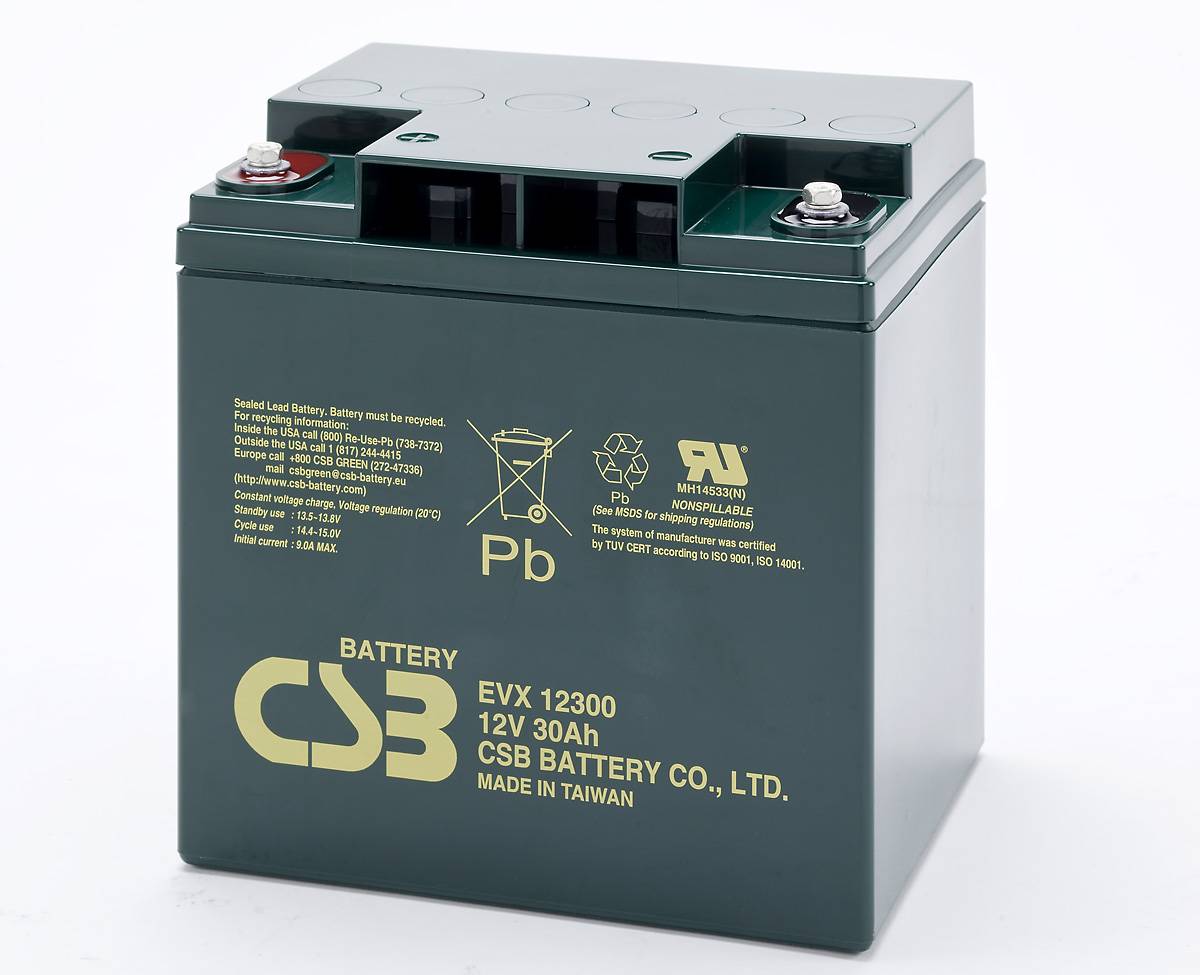 Eine grüne CSB EVX 12300 12V 30Ah versiegelte Bleiakku-Batterie mit oberen Anschlüssen, dargestellt auf weißem Hintergrund.