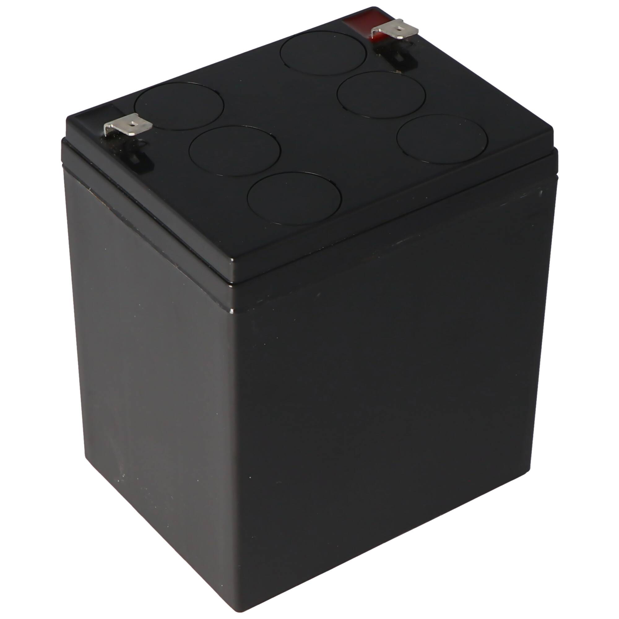 Schwarze rechteckige Batteriebox mit flachem Deckel, Metallklemmterminals und geformten Kreismarkierungen auf der Oberseite, isoliert auf weißem Hintergrund dargestellt.