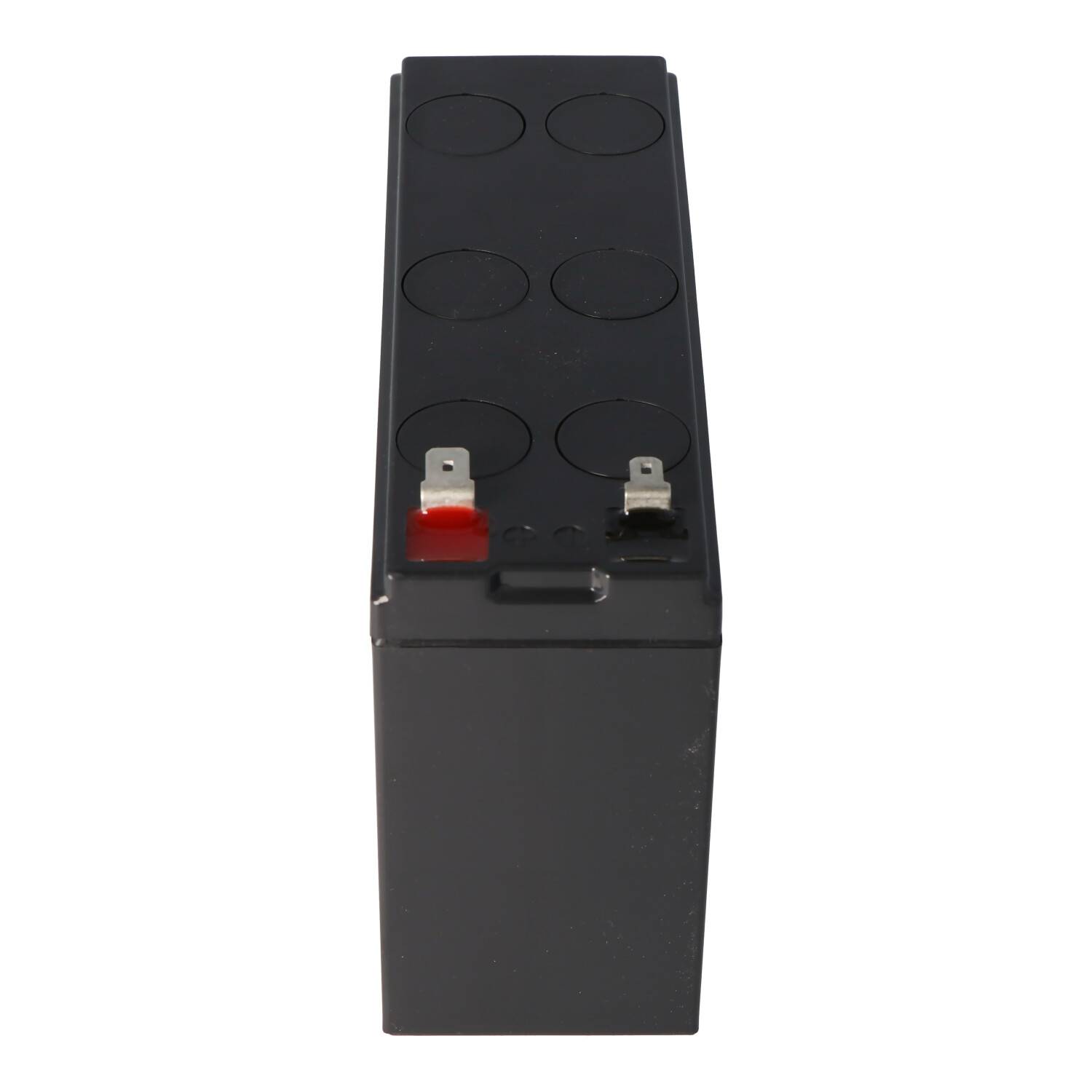Schwarze rechteckige Batterie mit zwei Metallklemmen oben, eine rot gekennzeichnet, vor weißem Hintergrund gezeigt.