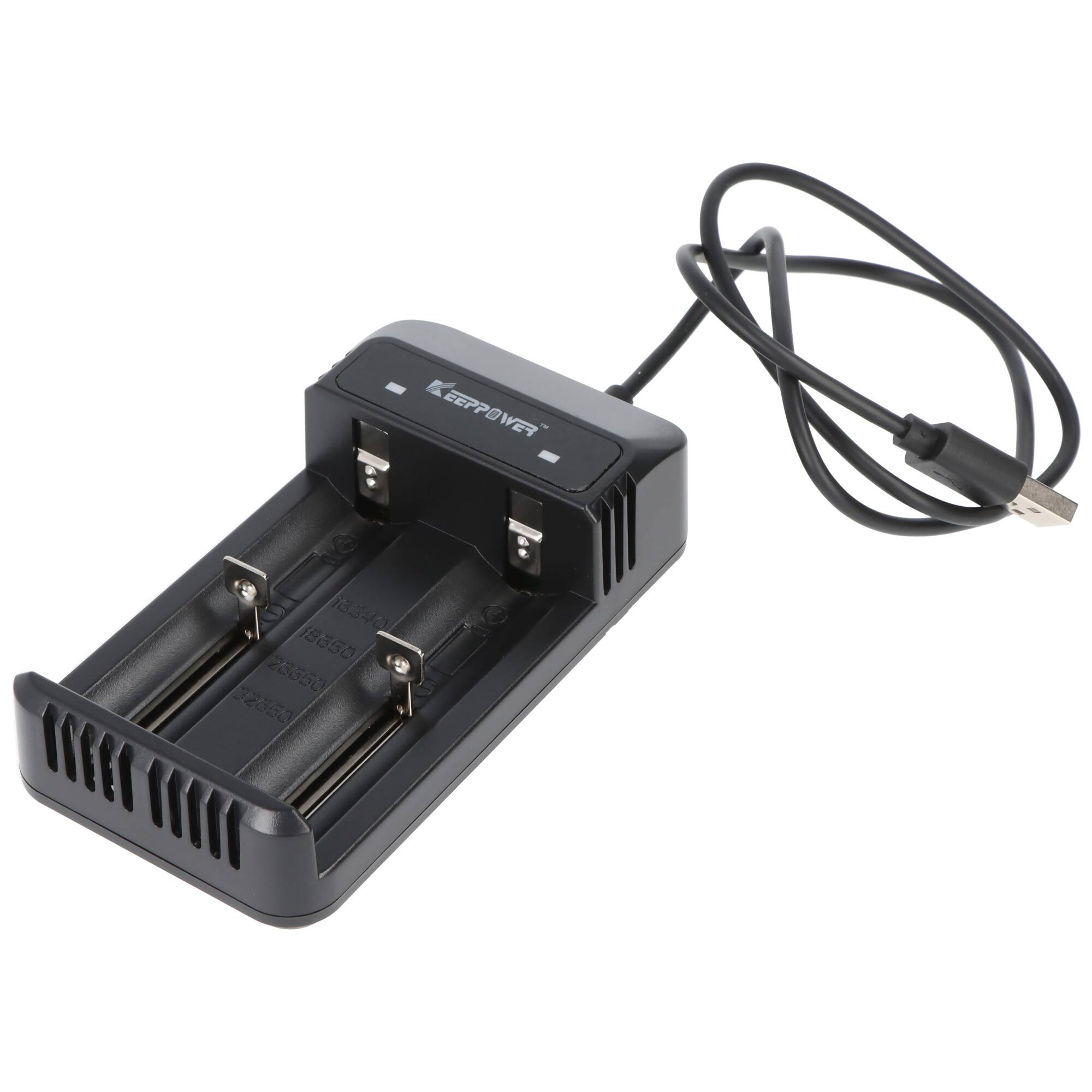 Doppelschacht-Batterieladegerät mit angeschlossenem USB-Kabel auf weißem Hintergrund.