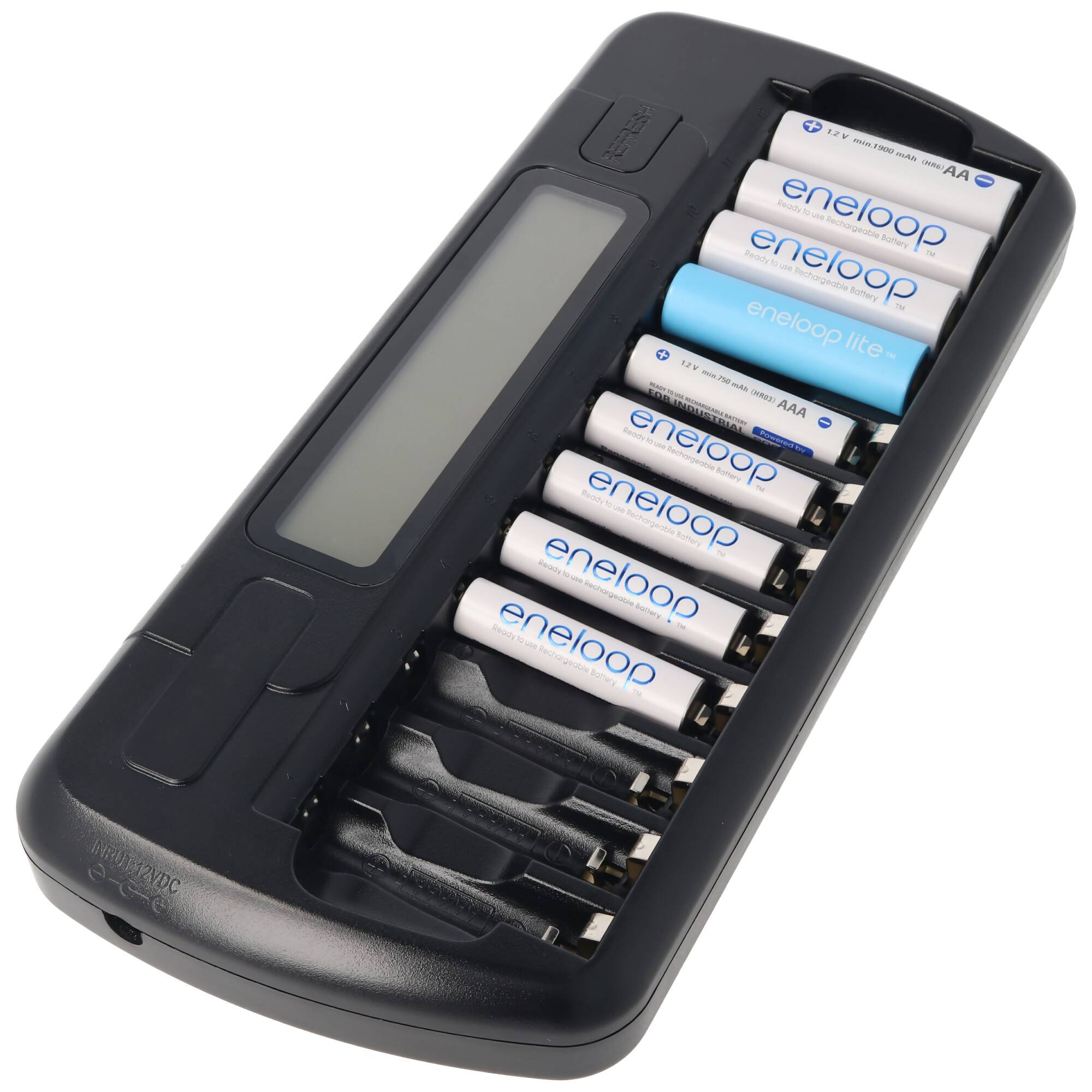 Ladegerät mit LCD-Display, das mehrere wiederaufladbare AA-Eneloop-Batterien hält, in Schrägansicht auf weißem Hintergrund
