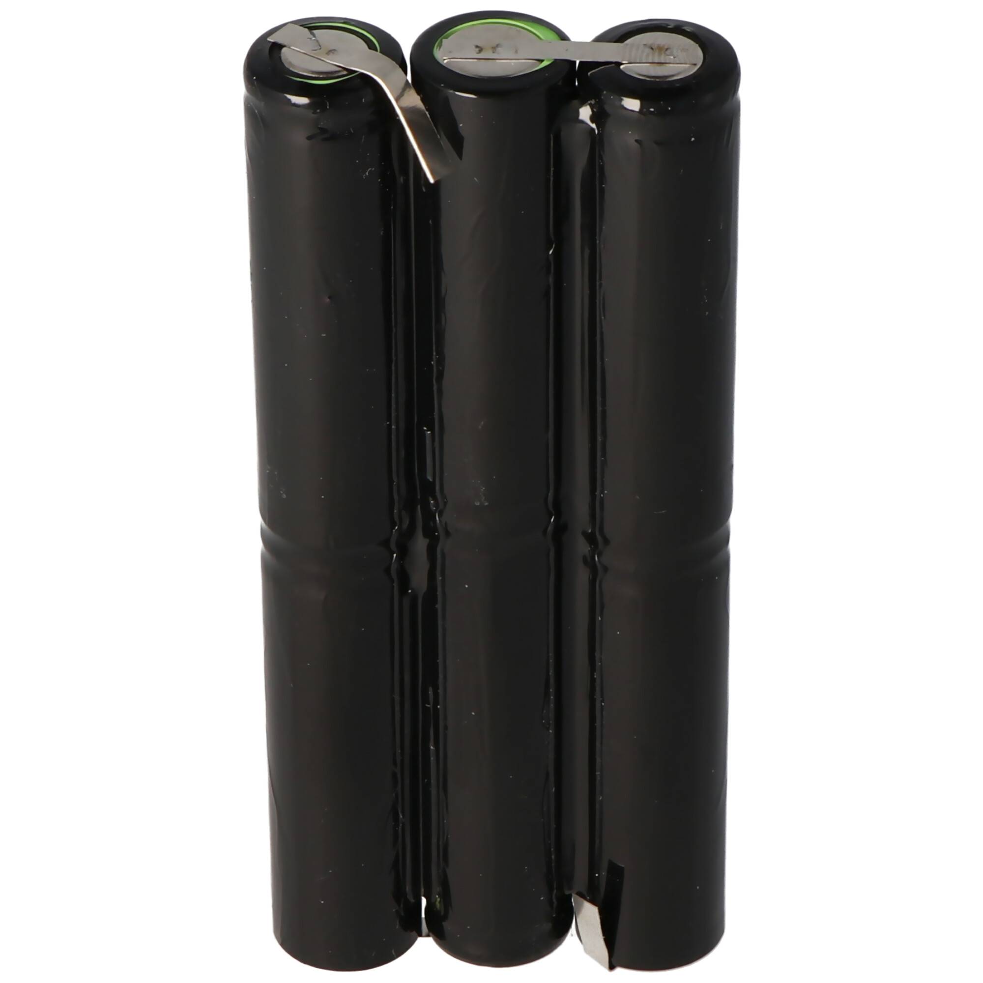 Drei schwarze zylindrische Batterien, die in einer schrumpffolienverschweißten Packung verbunden sind, mit Metalllasche, die die Oberteile für die Stromversorgungsanordnung verbinden.