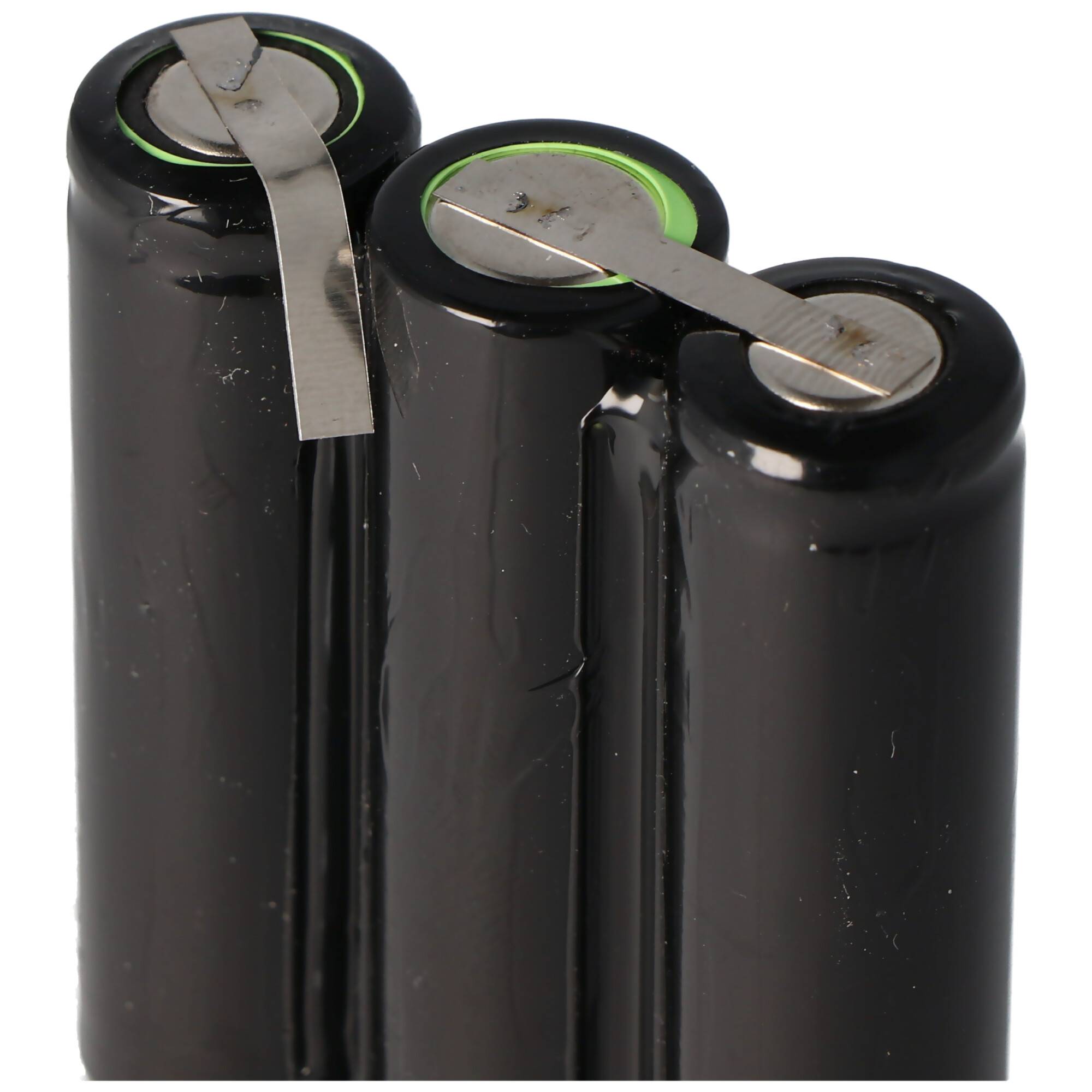 Drei schwarze zylindrische wiederaufladbare Batterien, die durch Metallstreifen miteinander verbunden sind, zeigen eine Batteriepacks-Baugruppe auf weißem Hintergrund