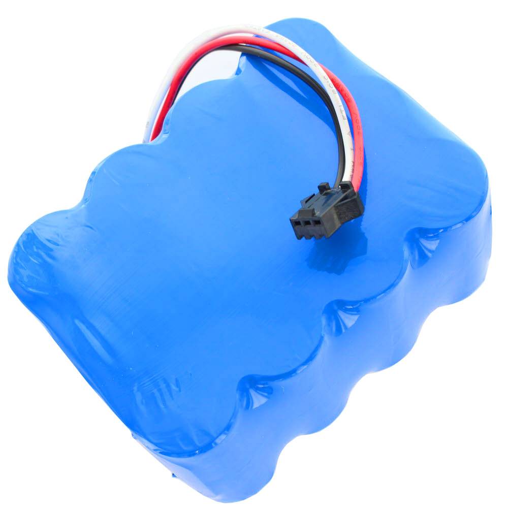 Blau verpacktes Batteriepaket mit angebrachten roten, weißen und schwarzen Drähten und Steckerverbindung auf weißem Hintergrund.