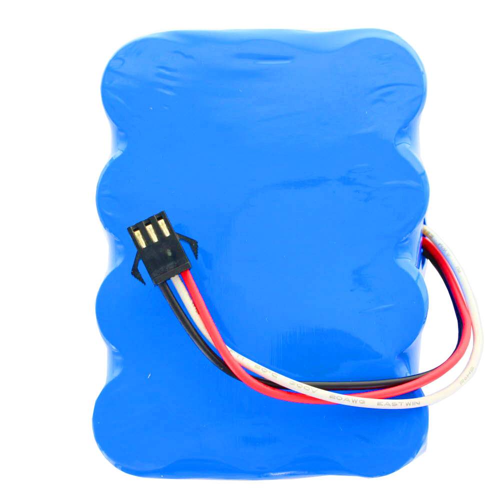 Blauer wiederaufladbarer Akku mit roten, weißen und schwarzen Kabeln und einem kleinen Stecker auf weißem Hintergrund