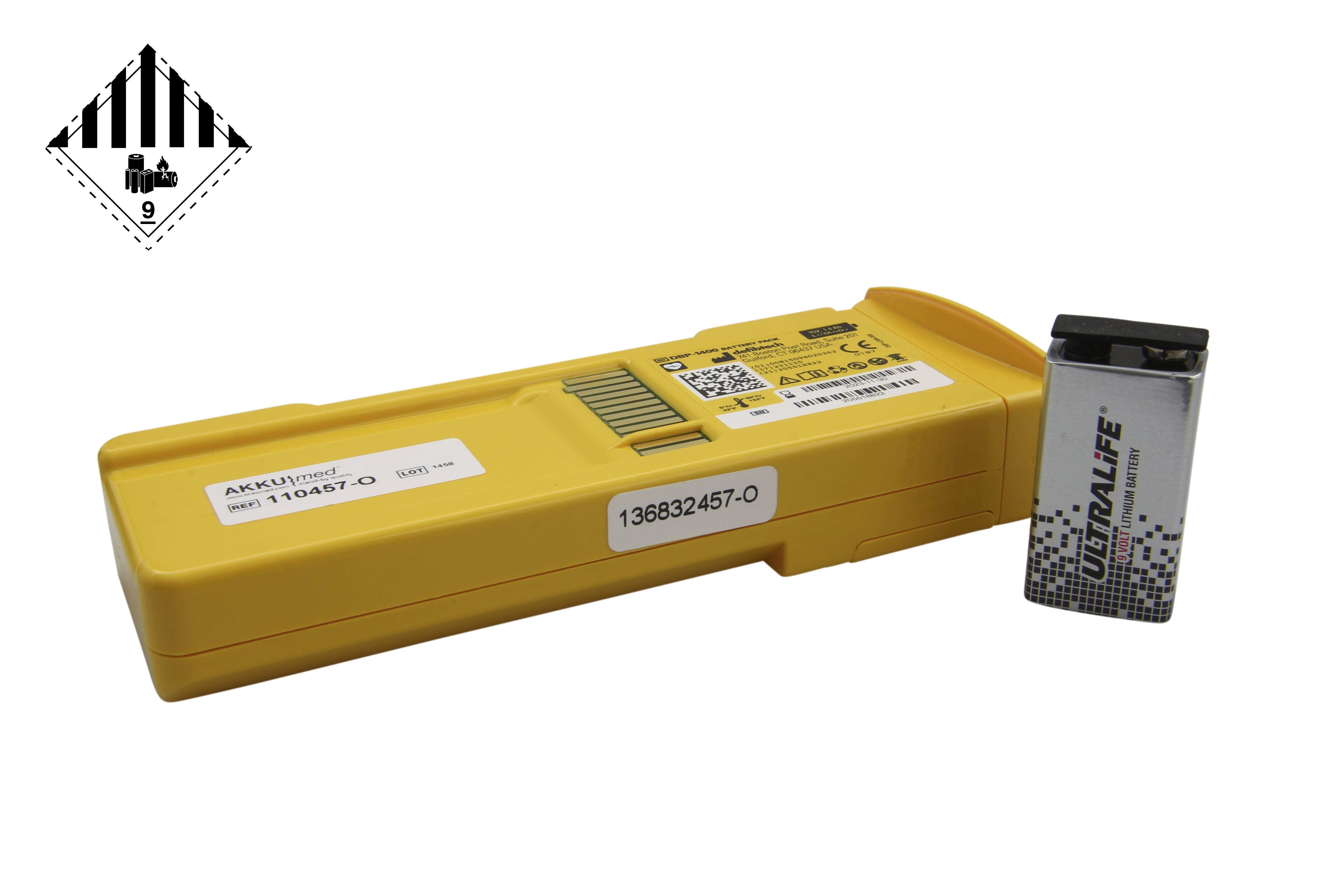 Gelbes Kunststoffinstrumentenetui mit Etiketten und ein schwarze-silbernes Batterieset daneben auf weißem Hintergrund.