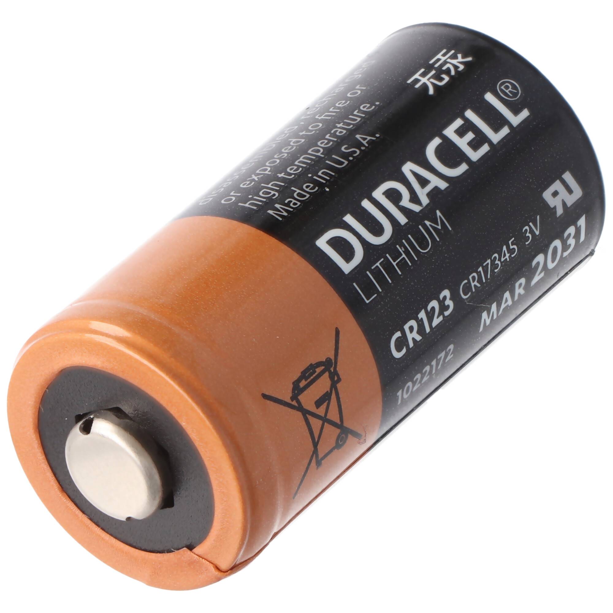 Eine Duracell CR123 Lithium-Batterie auf weißem Hintergrund gezeigt.