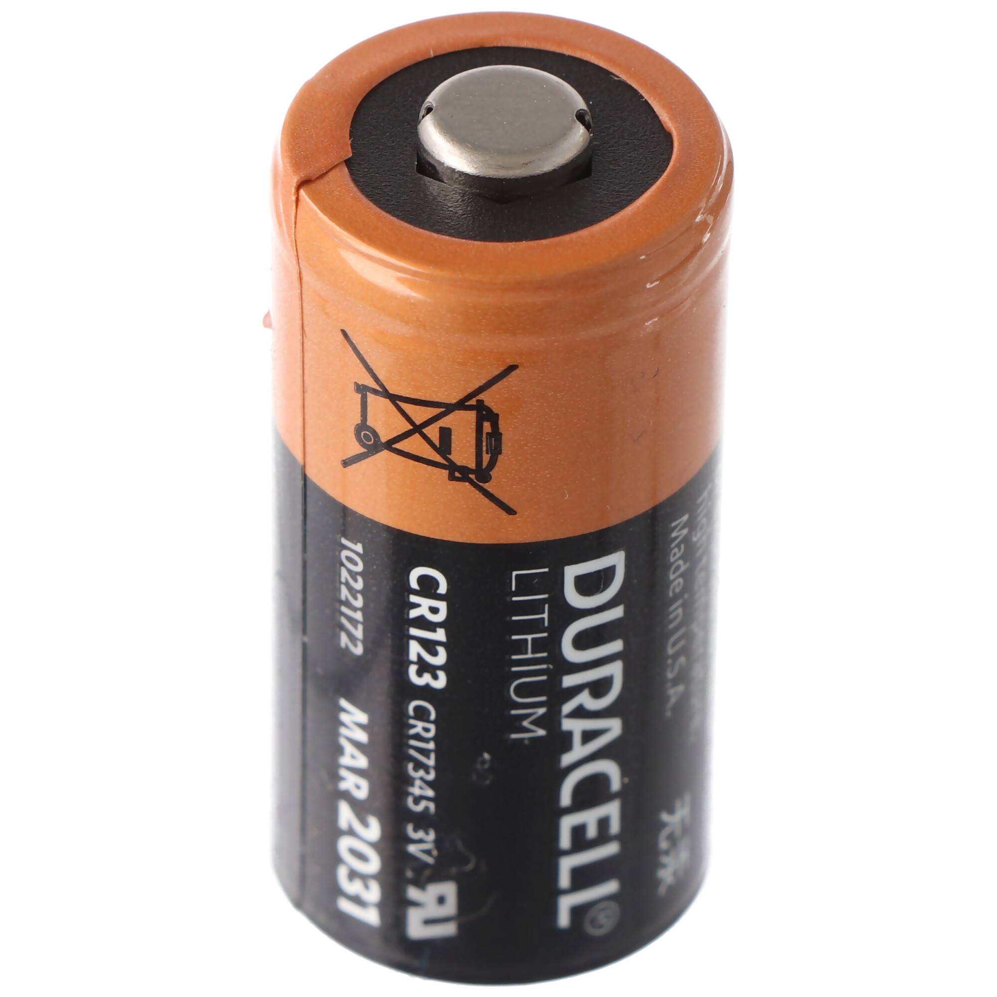 Eine aufrecht stehende Duracell CR123 Lithium-Batterie mit orangefarbener Oberseite und schwarzem Körper auf weißem Hintergrund.