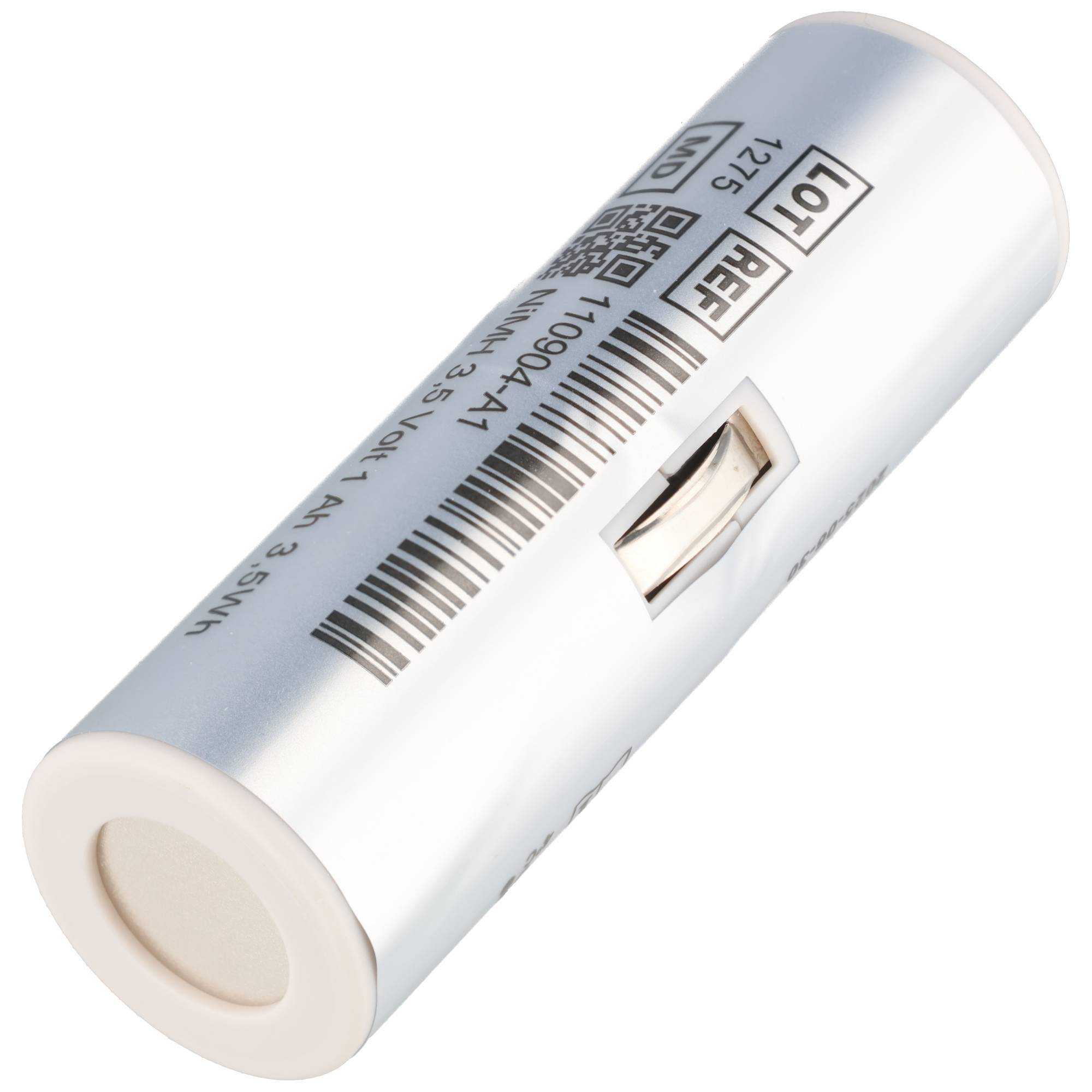 Silberförmige Zylinderbatterie mit gedrucktem Barcode, QR-Code und Sicherheitsetiketten auf weißem Hintergrund.