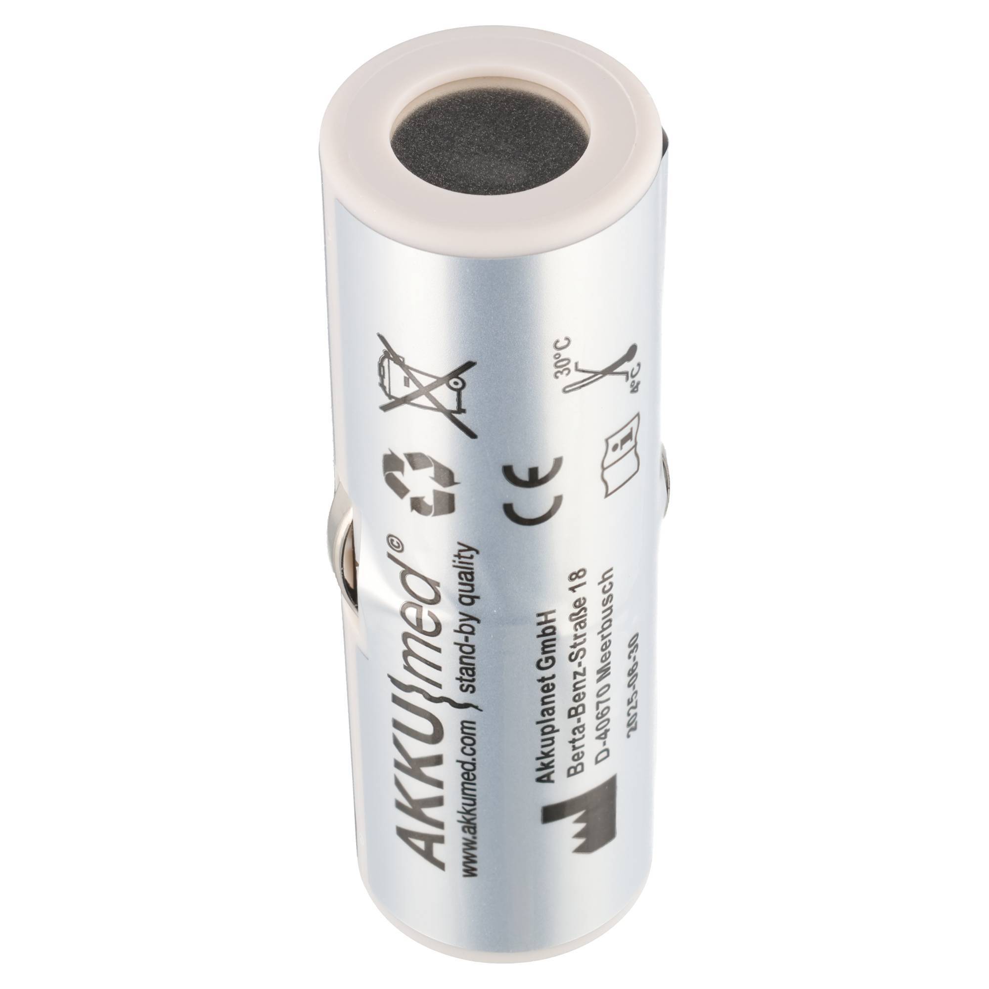 Silberne zylindrische wiederaufladbare Batterie mit „AKKUmed"-Branding und Sicherheits-/Recycling-Symbolen auf dem Etikett.