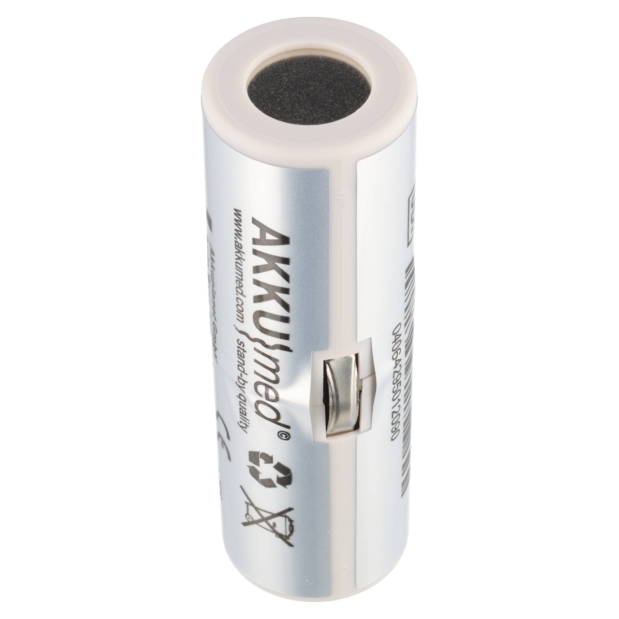 Silber-Akku-AA-Batterie mit schwarzem Pluspol und "AAKUmed""-Etikett auf weißem Hintergrund