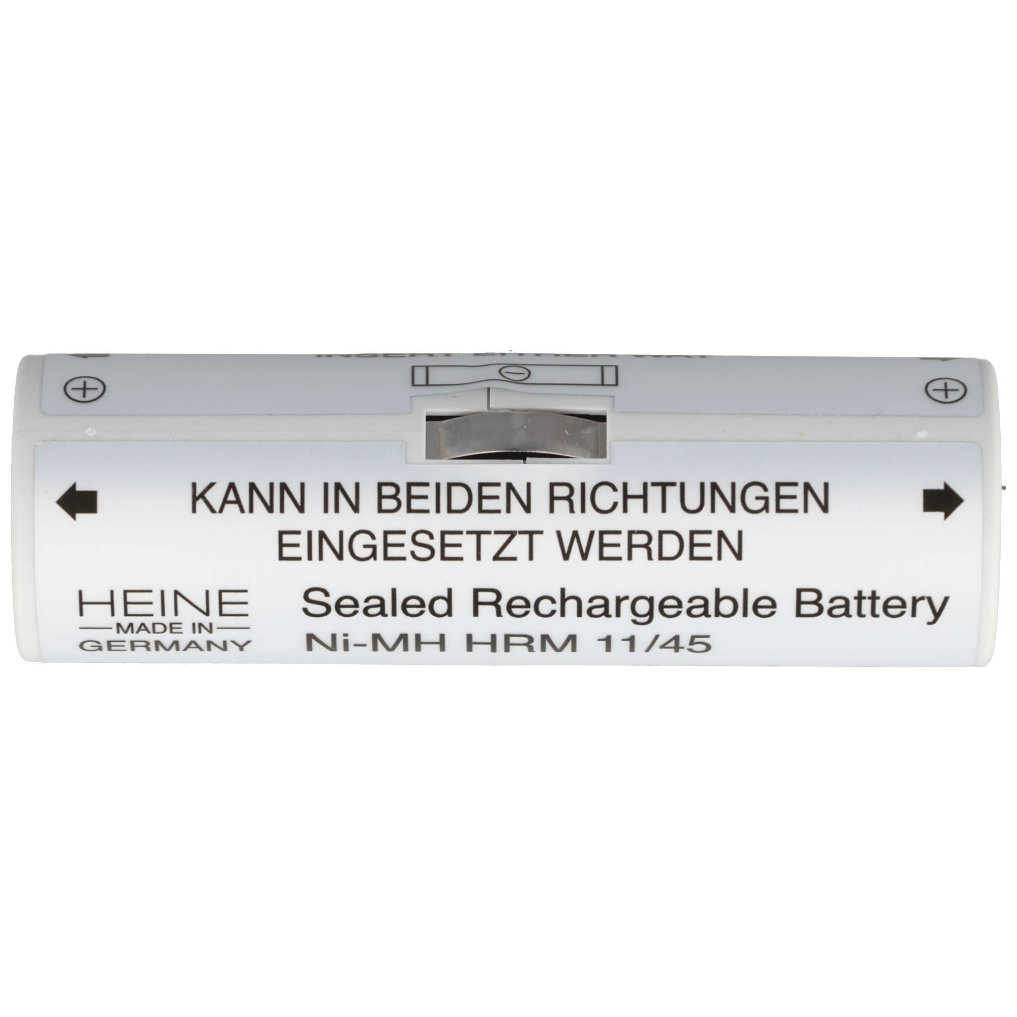 Wiederaufladbares HEINE Ni-MH Akkupack in Weiß mit deutschem Text, Pfeile zeigen an, dass es in beide Richtungen eingeführt werden kann.