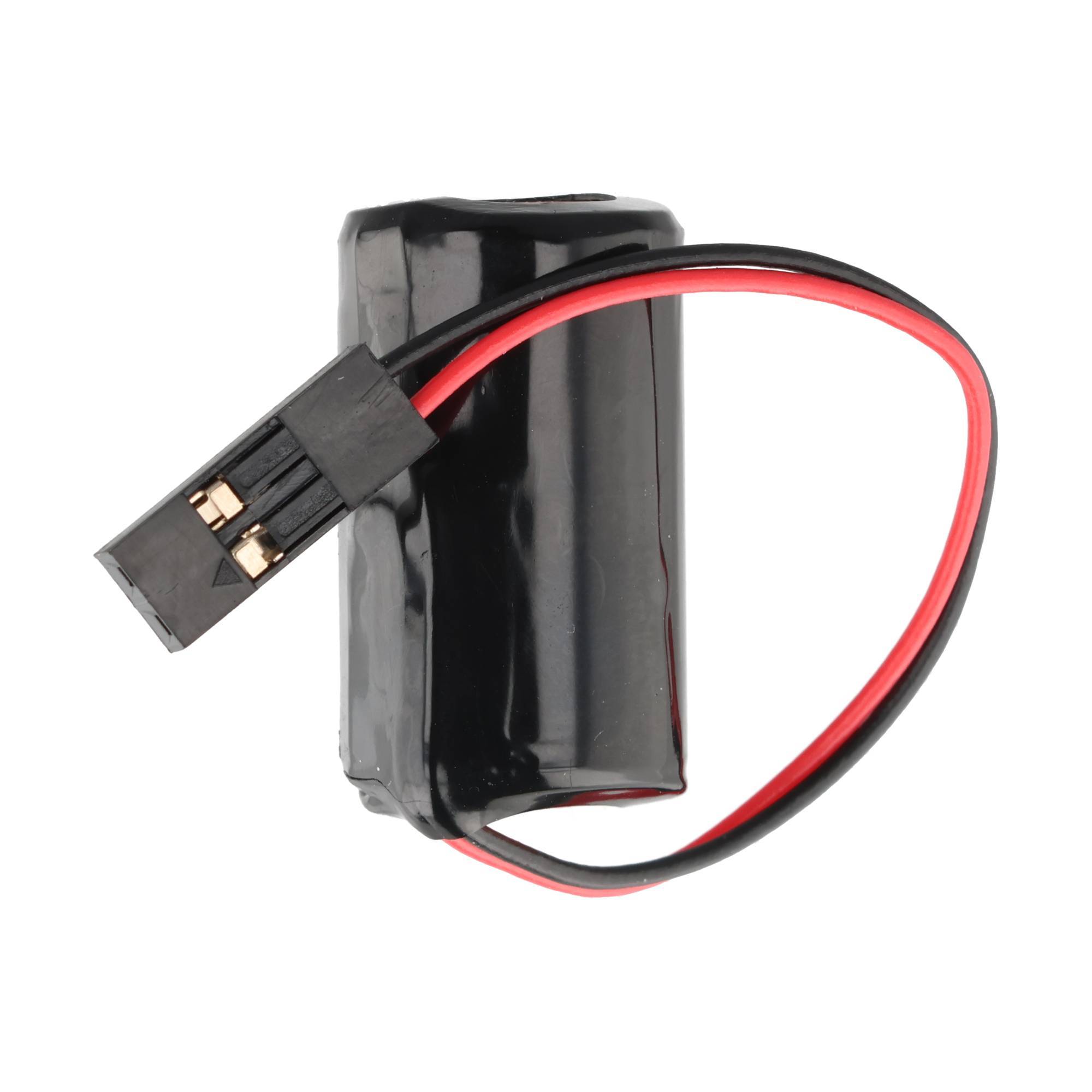 Schwarzes Batteriepack mit roten und schwarzen Kabeln, die in einem kleinen zweipol Stecker enden, isoliert auf weißem Hintergrund.