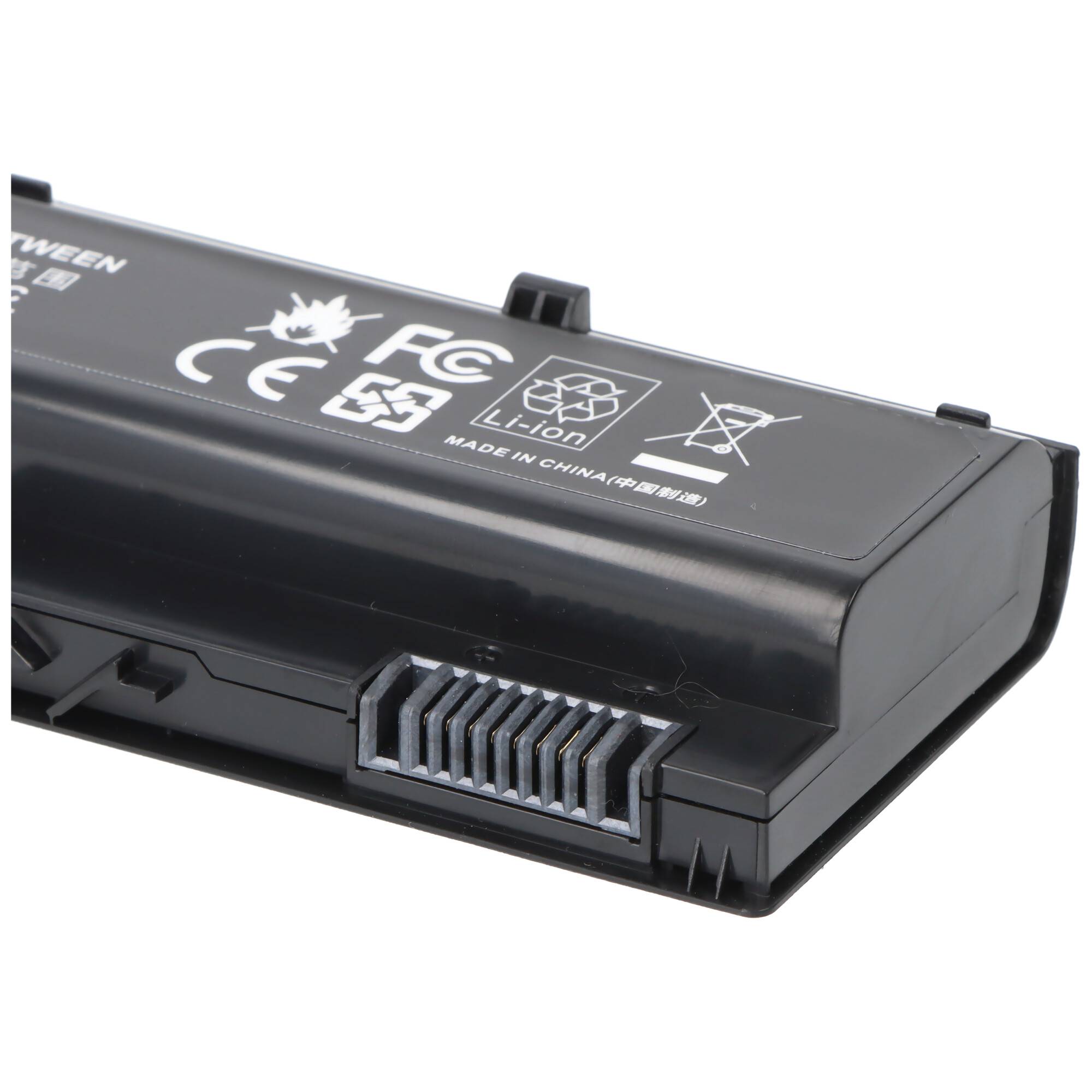 Nahaufnahme eines schwarzen wiederaufladbaren Lithium-Ionen-Akkupacks mit Steckerverbindungen und Sicherheitszertifizierungsmarkierungen auf weißem Hintergrund.