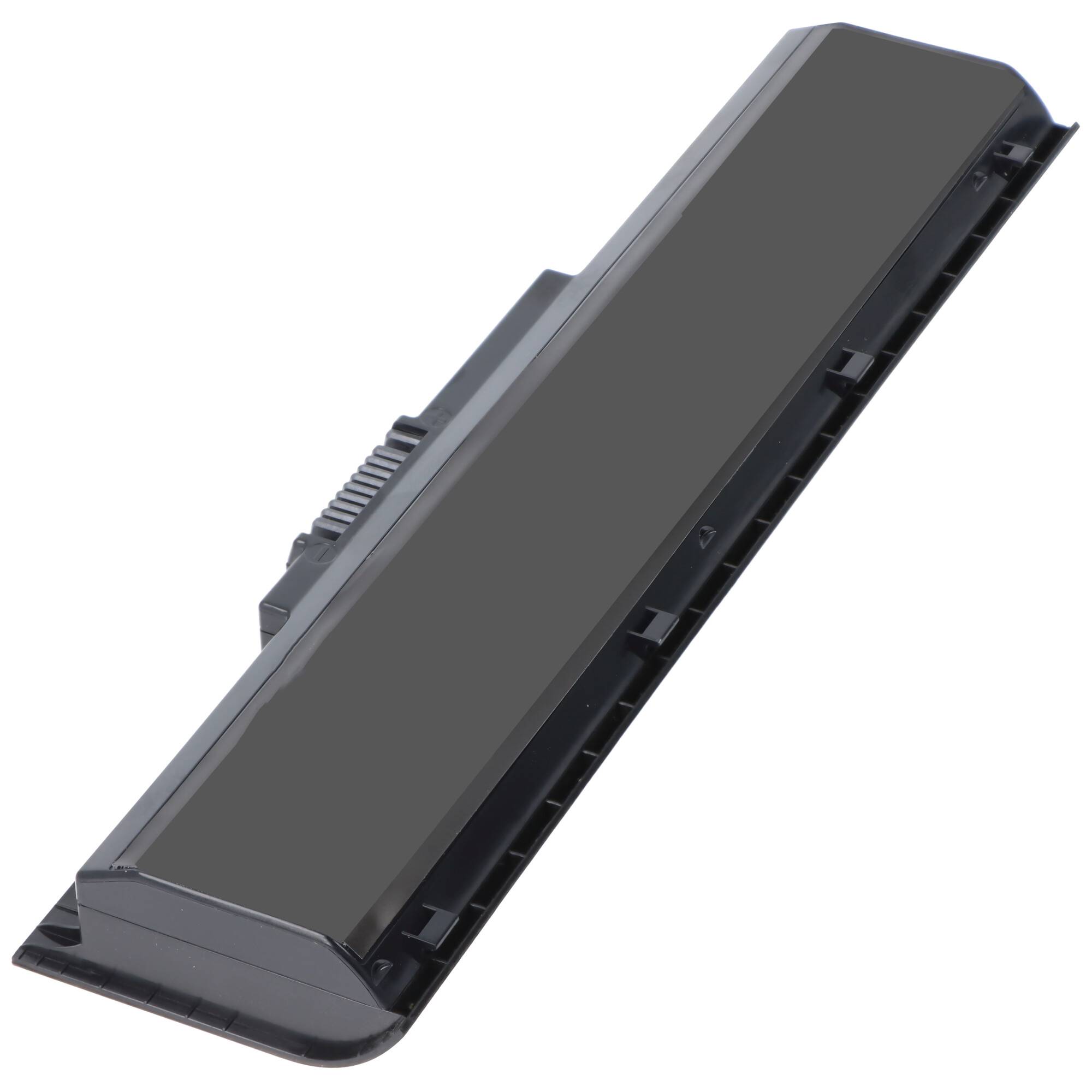 Schwarzes rechteckiges Batteriepack mit abgewinkelter Oberseite und Steckerfahnen, isoliert auf weißem Hintergrund dargestellt.