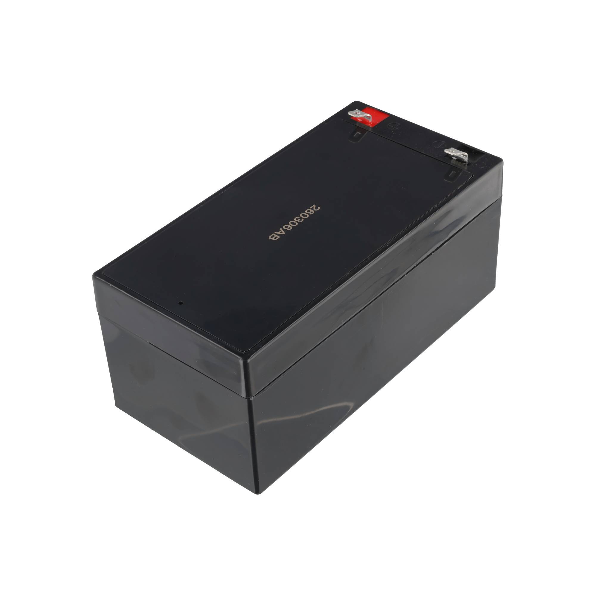 Schwarze rechteckige wiederaufladbare Batterie mit roten und schwarzen Anschlüssen oben, gezeigt auf weißem Hintergrund.