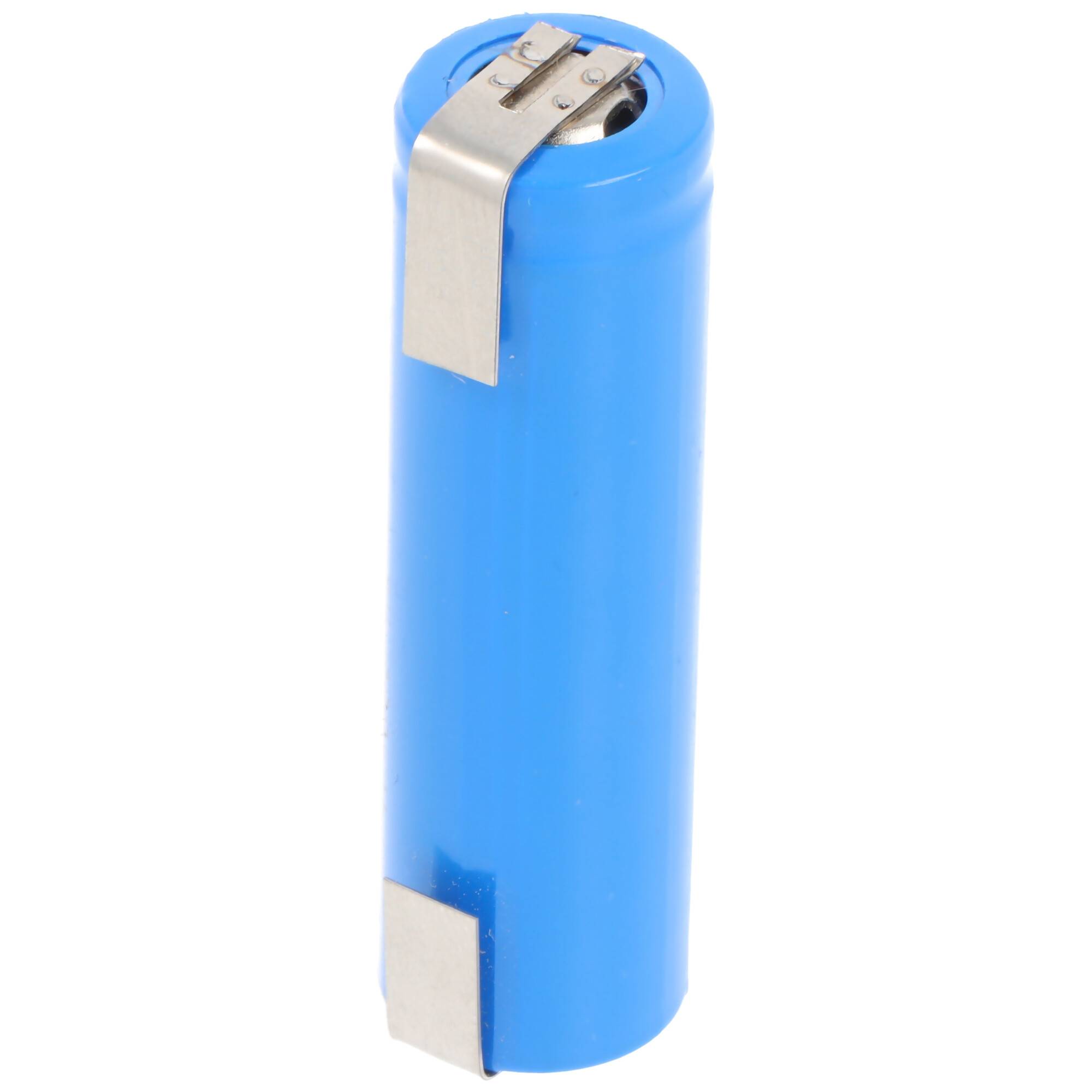 Blaue zylindrische Batteriezelle mit Metallfahnen oben und unten auf weißem Hintergrund.