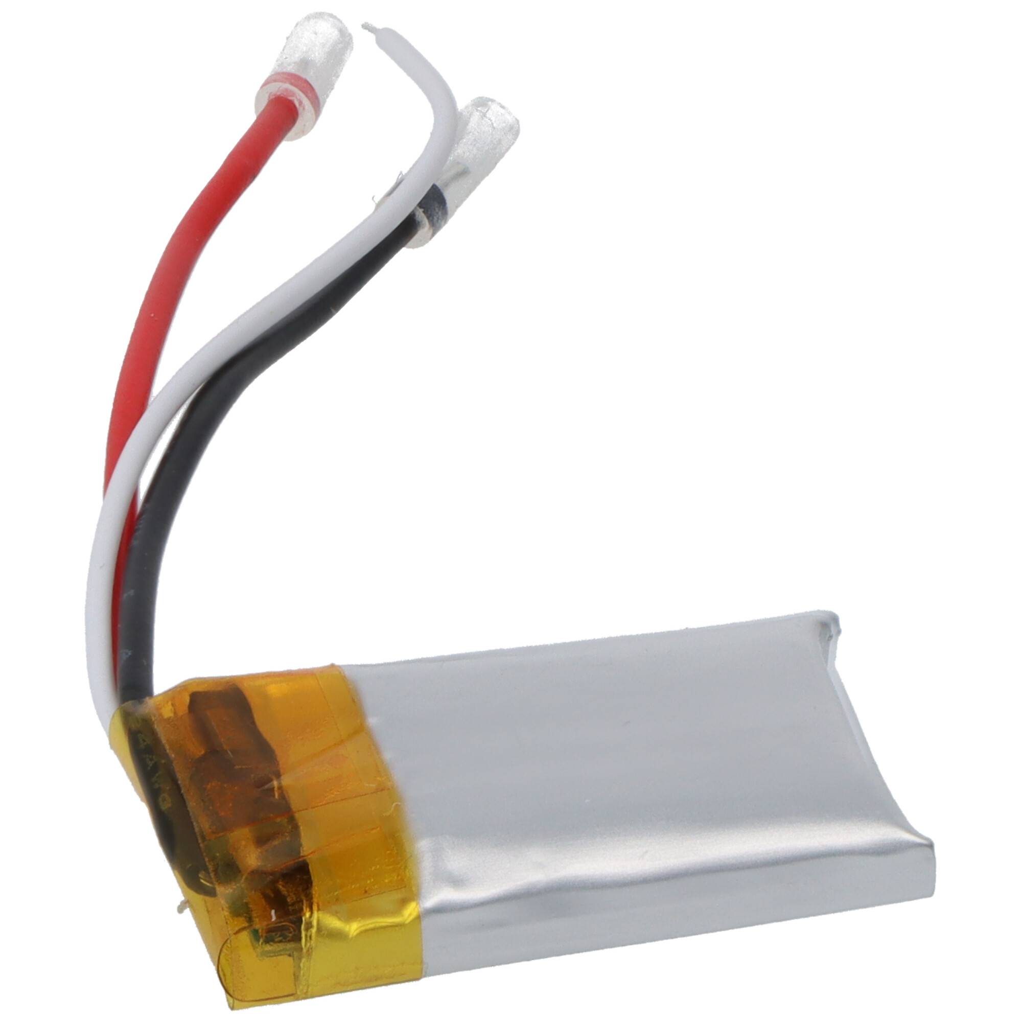 Kleine silberne Lithium-Polymer-Batterie mit roten, schwarzen und weißen Drähten und weißen Steckverbindern auf einfachem Hintergrund.