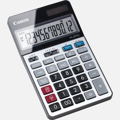 Canon-Tischrechner mit großem Display, das Zahlen und Steuerfunktionen anzeigt, angewinkelt auf hellem Hintergrund.