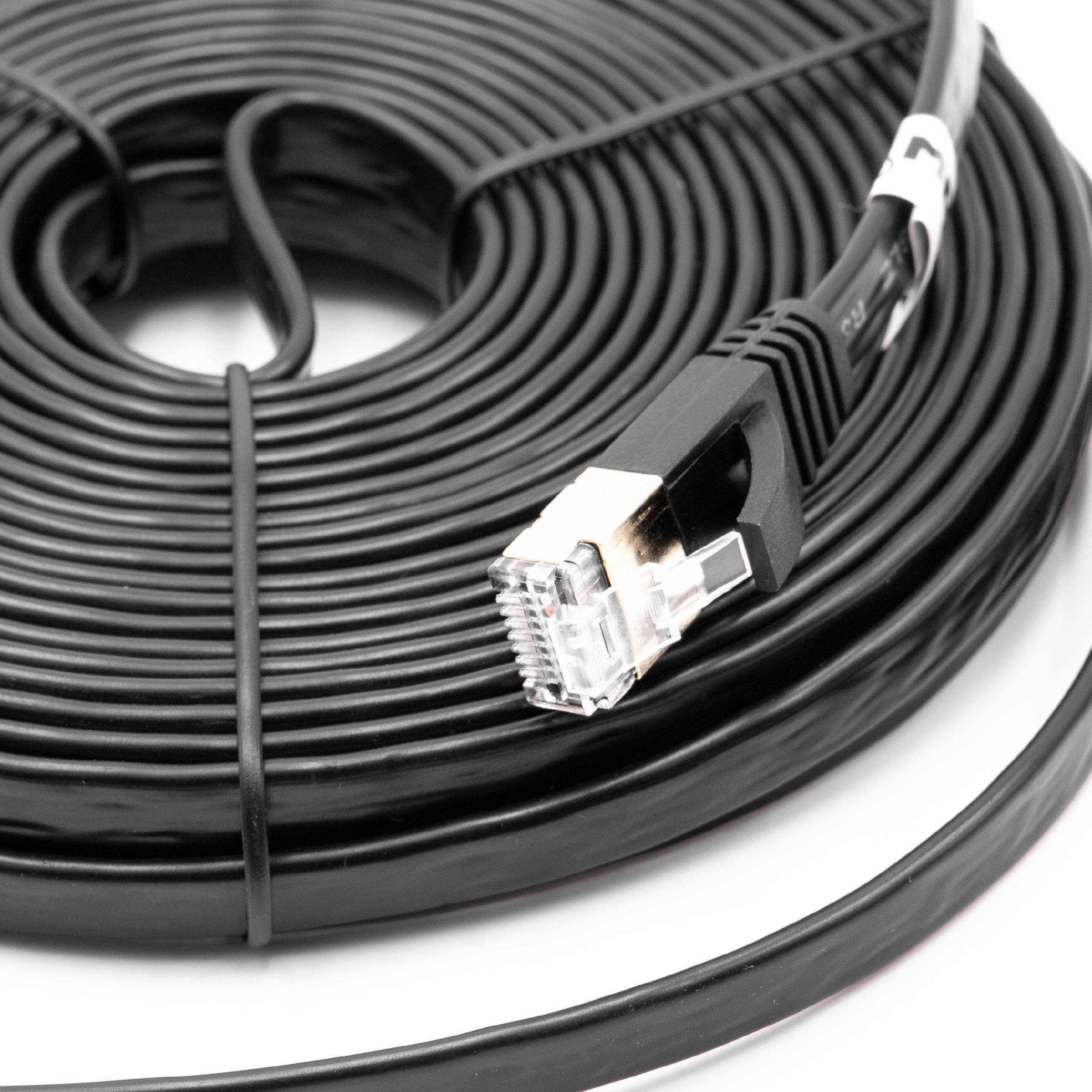 Ein aufgerolltes schwarzes Ethernet-Kabel mit einem klaren Stecker wird gezeigt, das für Netzwerkverbindungen verwendet wird.