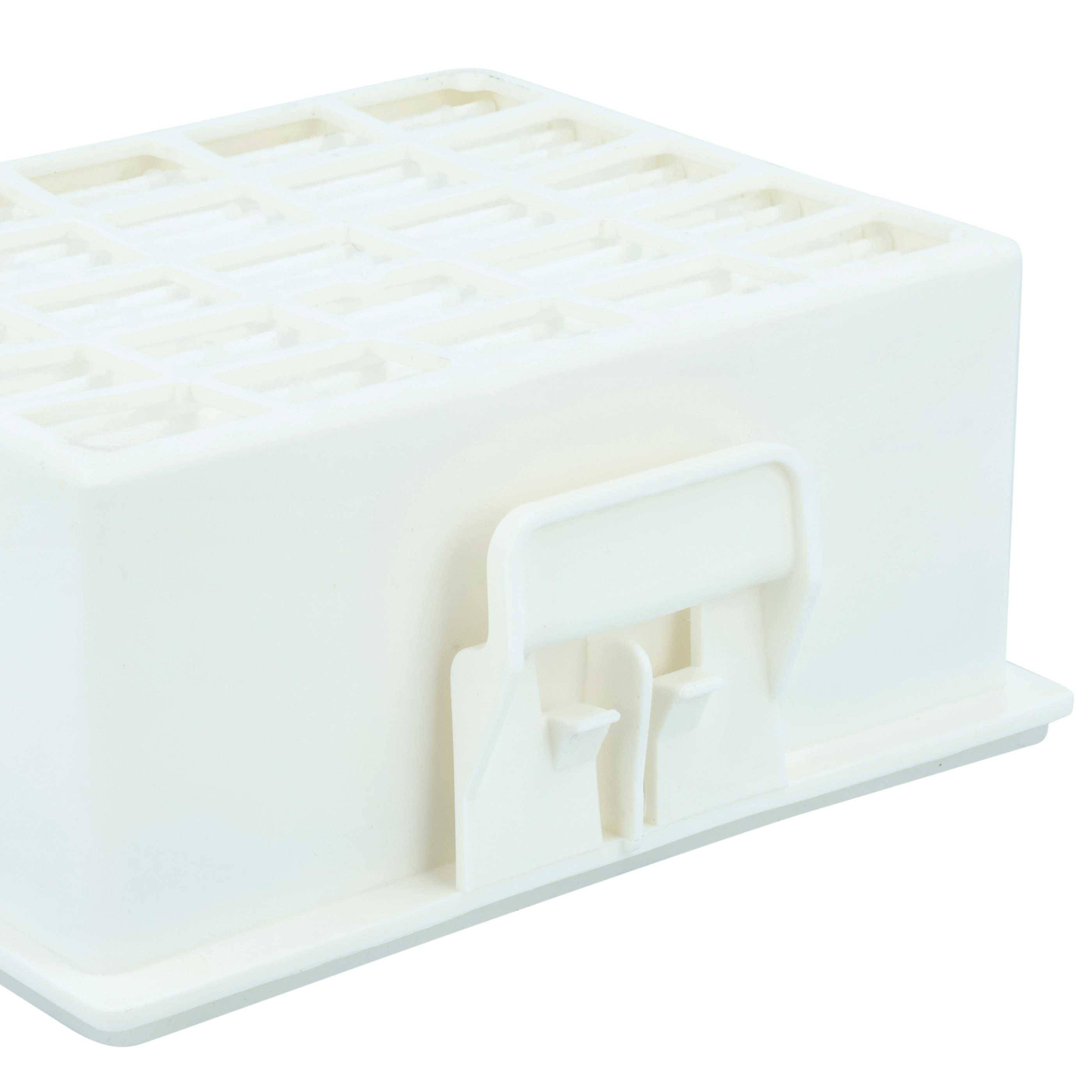 Ein weißes Plastik-Eiswürfelbehälter mit einem Deckel, der so konzipiert ist, dass er Eiswürfel einzeln versiegelt, Verschüttungen verhindert und eine einfachere Lagerung im Gefrierschrank gewährleistet.