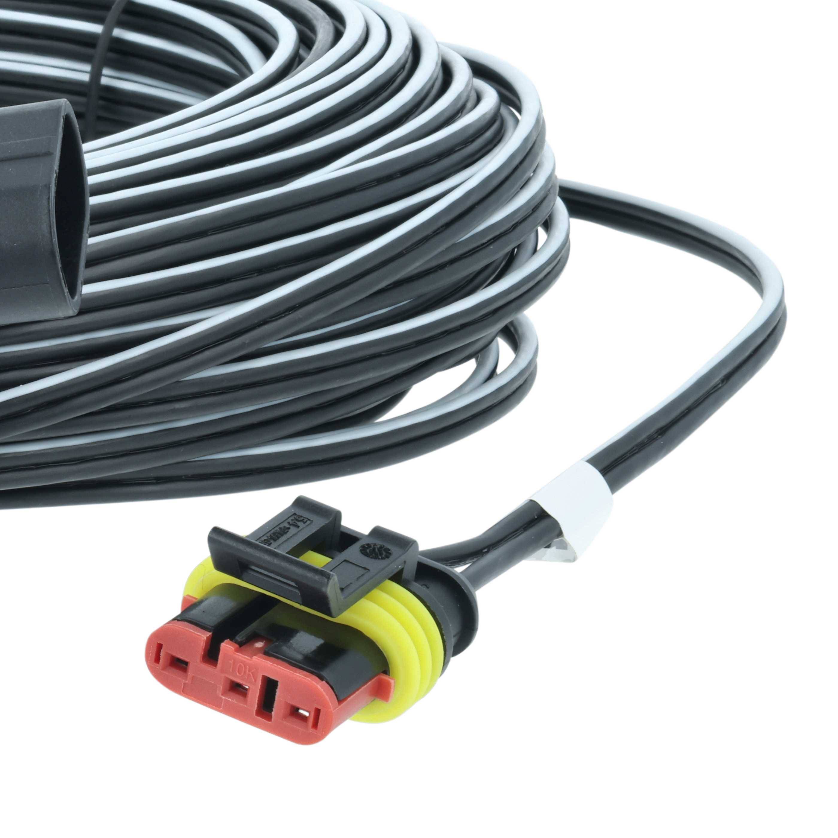 Ein aufgewickeltes schwarzes elektrisches Kabel mit einem angeschlossenen Verbinder, der zwei rote Buchsen und einen gelben Ring aufweist.