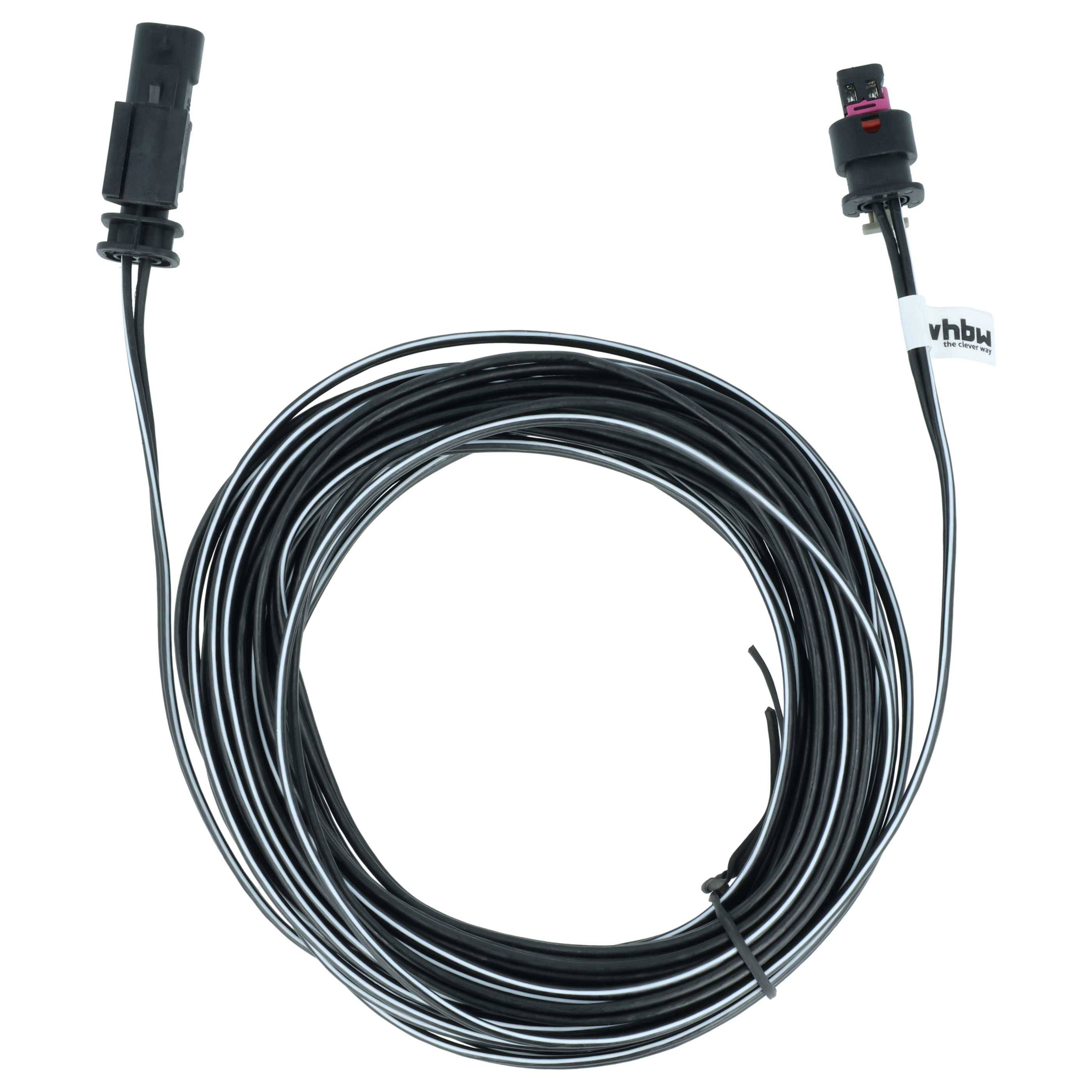 Ein langes schwarzes Kabel mit Anschlüssen an beiden Enden, ordentlich aufgerollt. Ein Ende hat einen kleinen Stecker, das andere einen größeren, zylindrischen Anschluss.