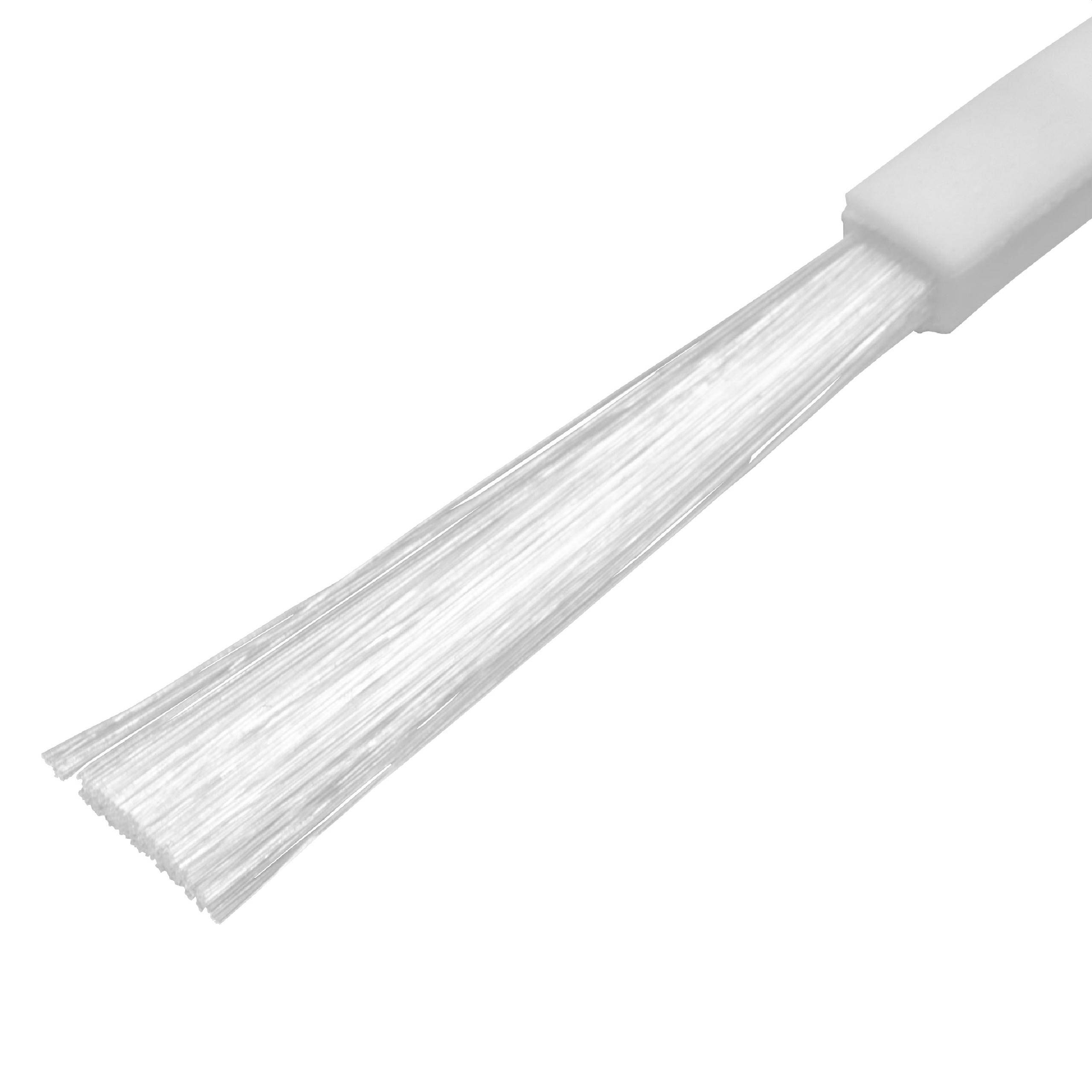 Nahaufnahme eines weißen Lichtwellenleiterkabels mit freiliegenden gebündelten Fasern, die aus dem Ende herausragen.