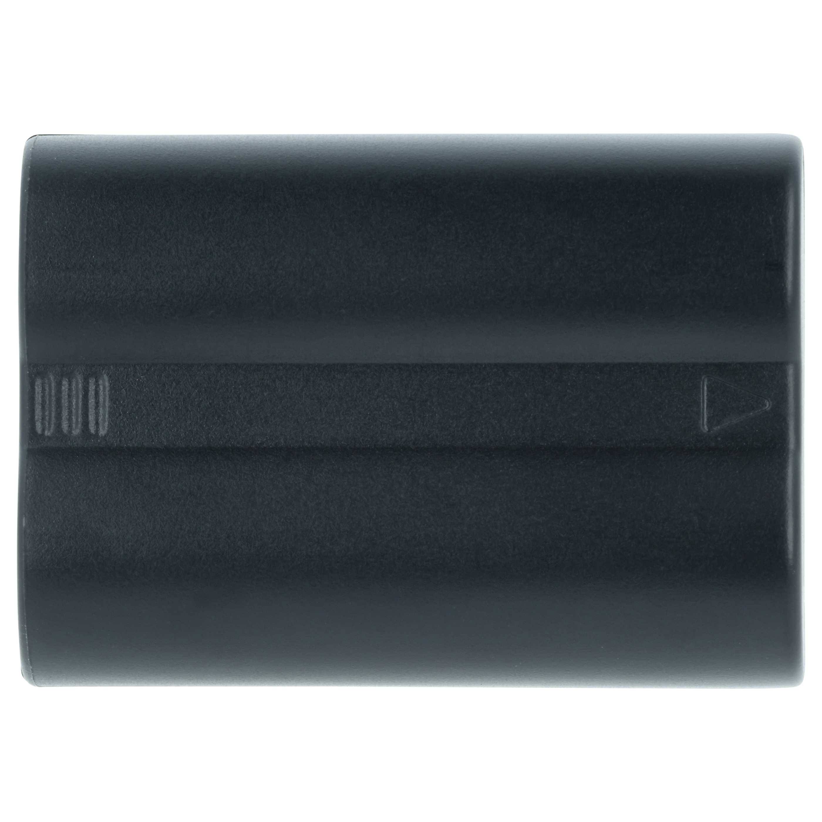 Eine schwarze rechteckige Kamera-Batterie, die flach liegt und eine glatte Oberfläche mit leichten Rillen und einem leicht glänzenden Finish zeigt.