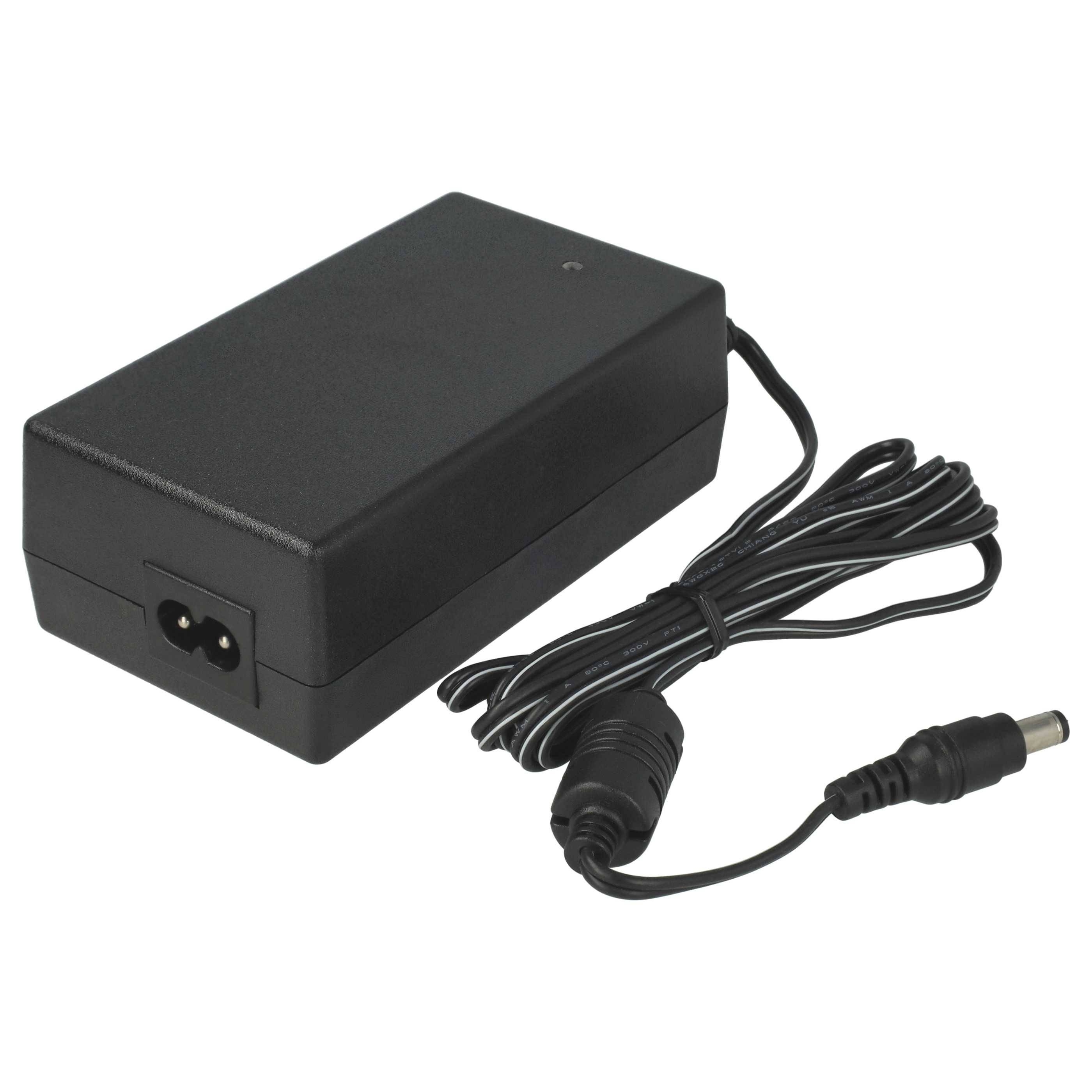 Schwarzer AC-Stromadapter mit angeschlossenem Kabel und Hohlstecker auf weißem Hintergrund.