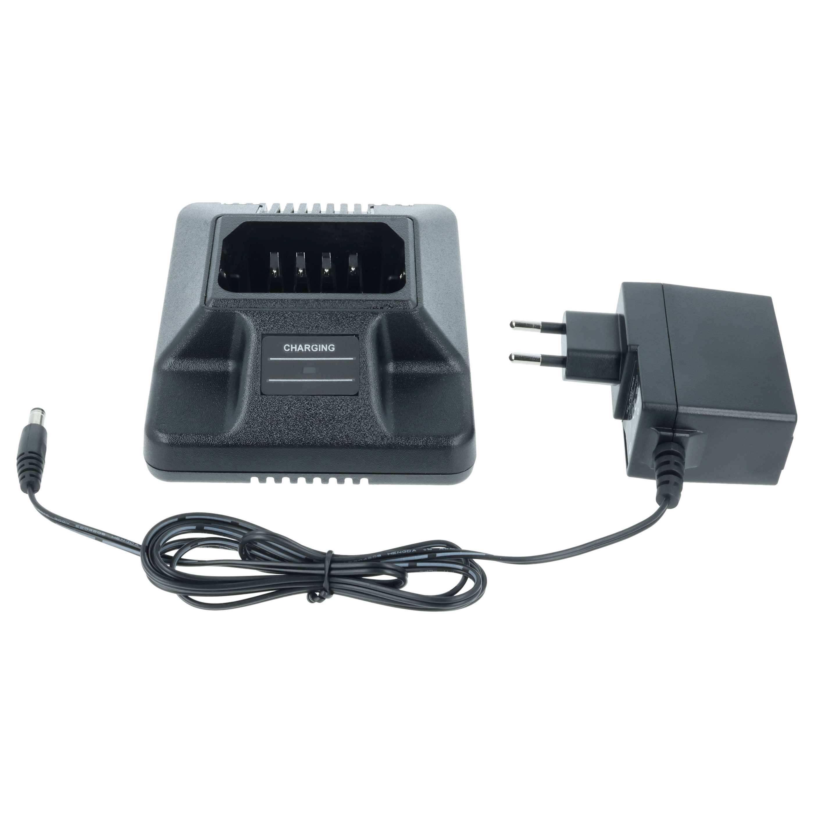 Ein Batterieladegerät und Stecker mit einem europäischen Adapter, konzipiert für elektronische Geräte. Das Ladegerät hat einen beschrifteten Ladeschacht für Batterien.